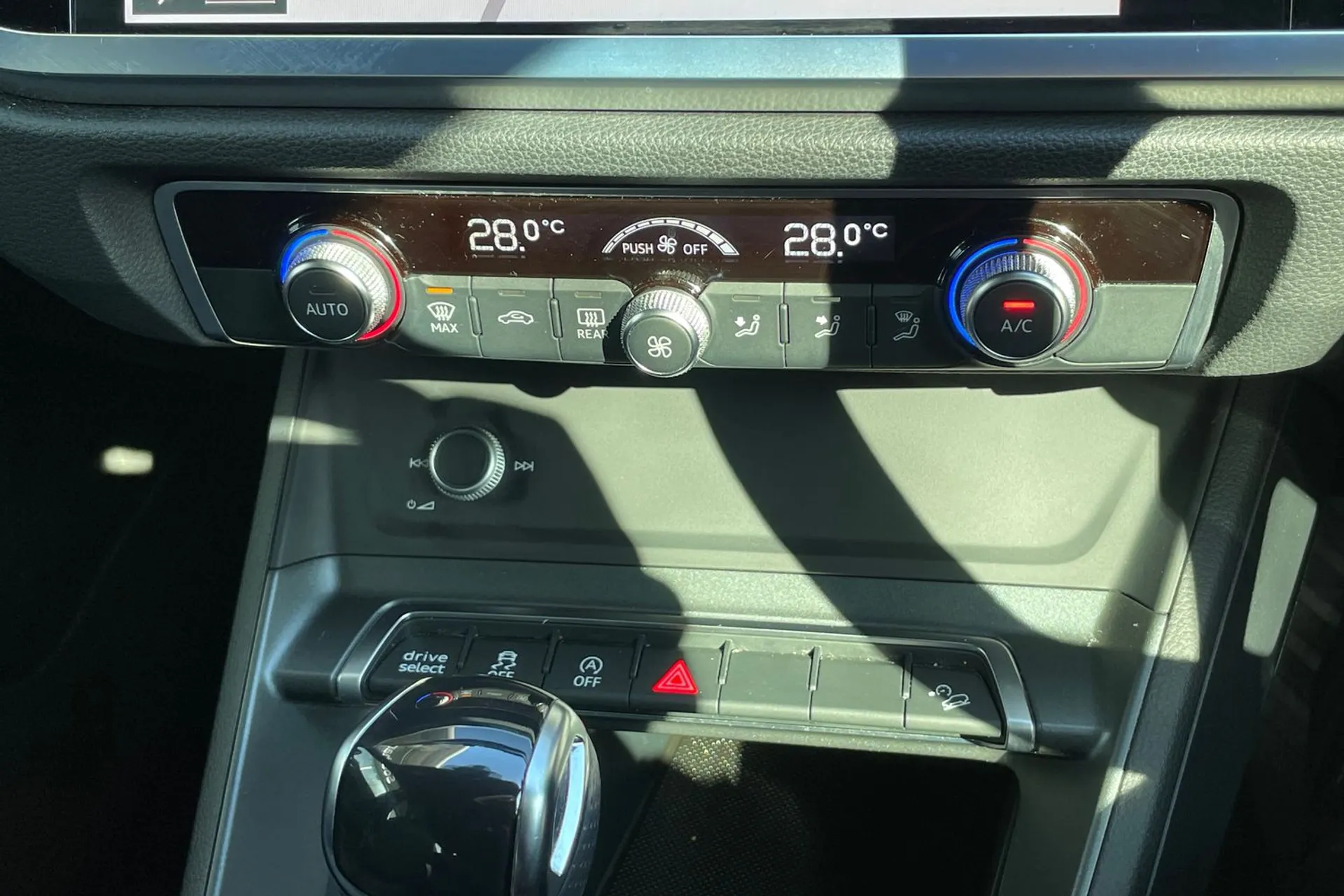 Audi Q3 thumbnail image number 38