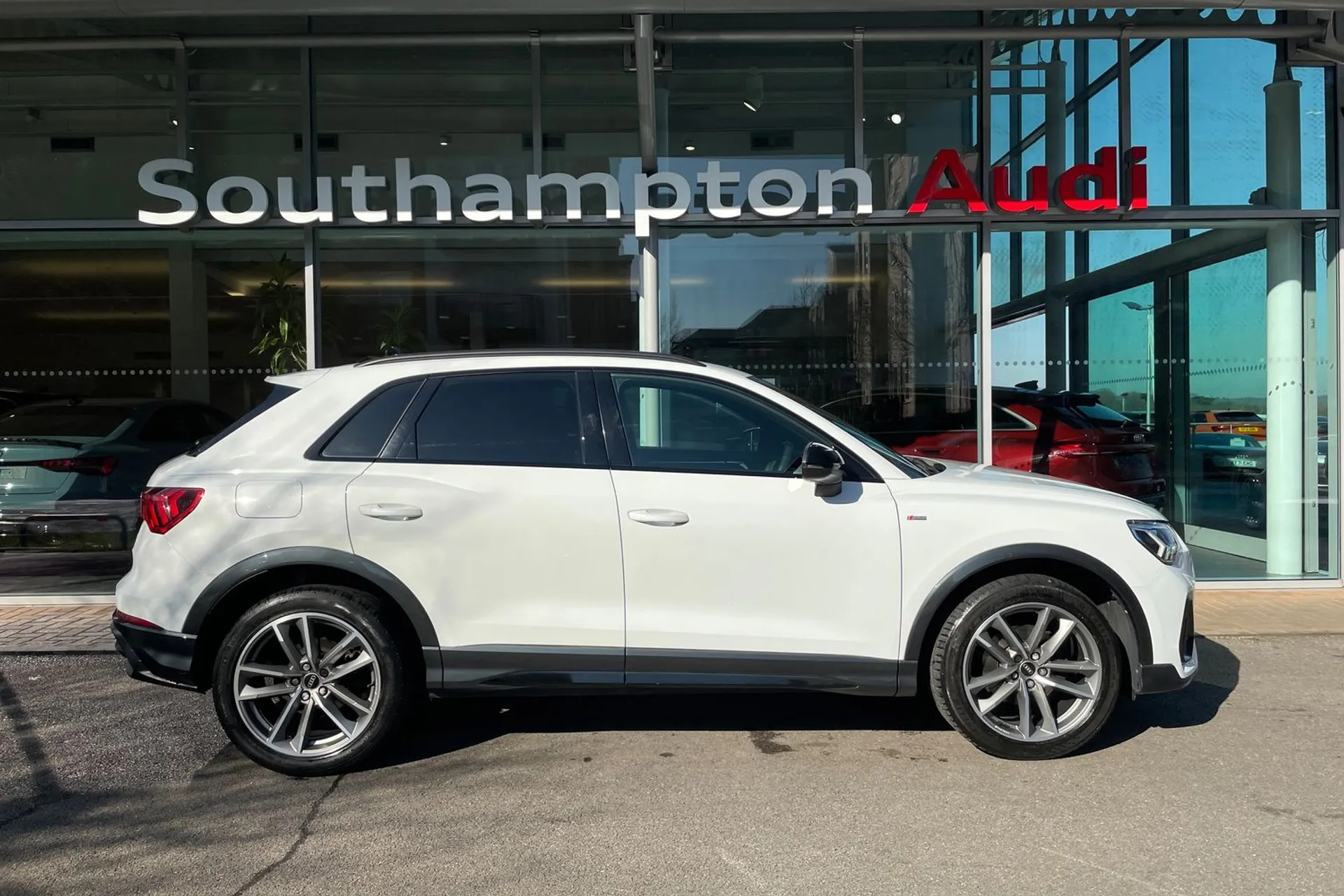 Audi Q3 thumbnail image number 2