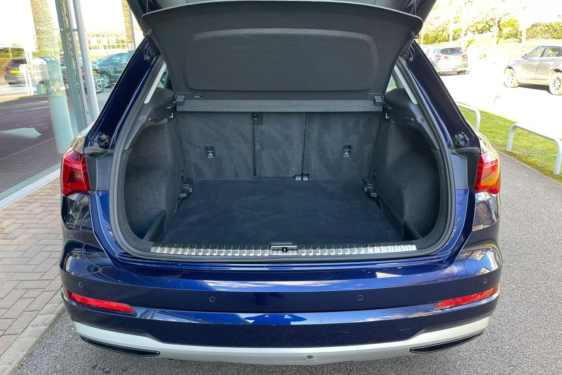 Audi Q3 thumbnail image number 18