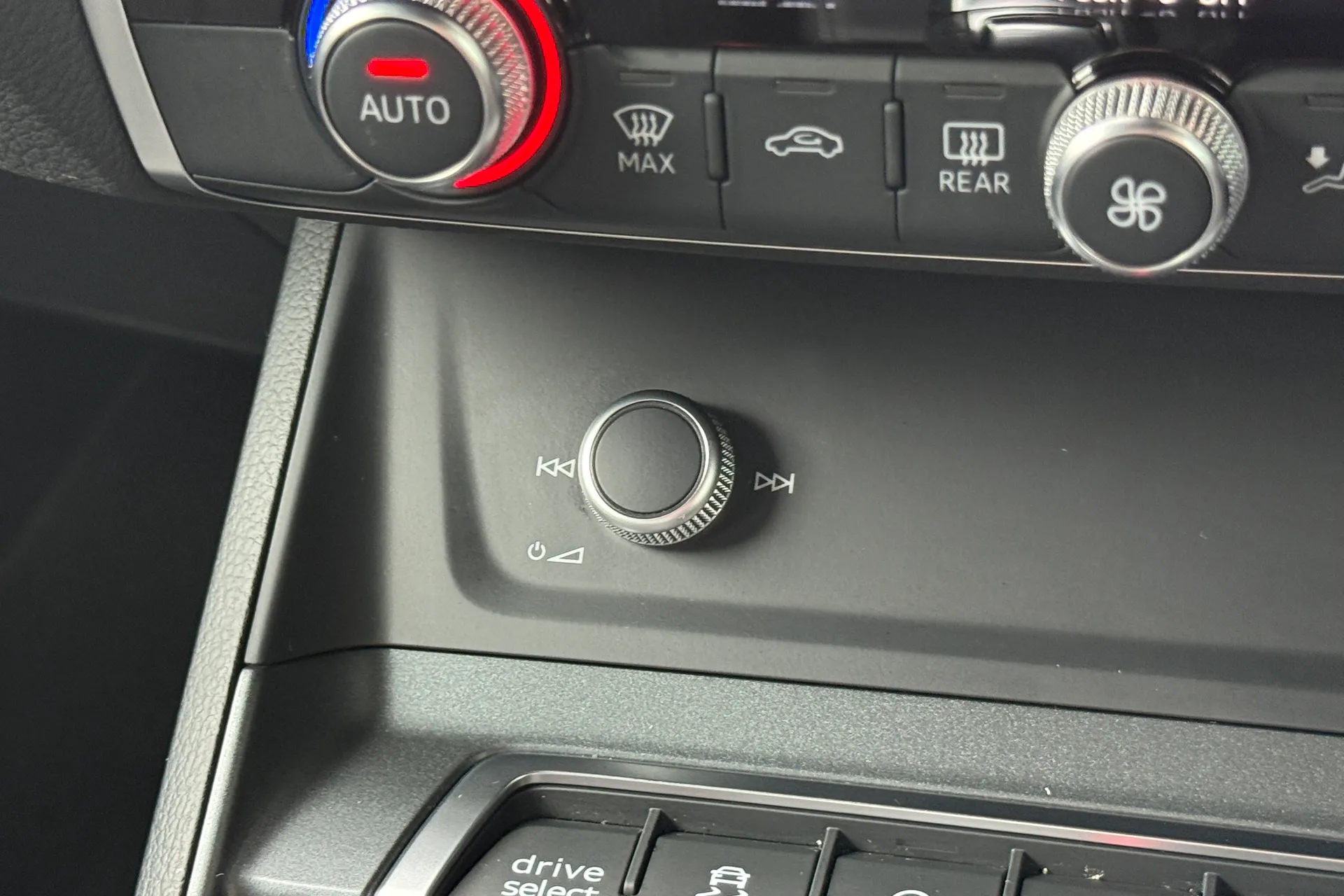 Audi Q3 thumbnail image number 22