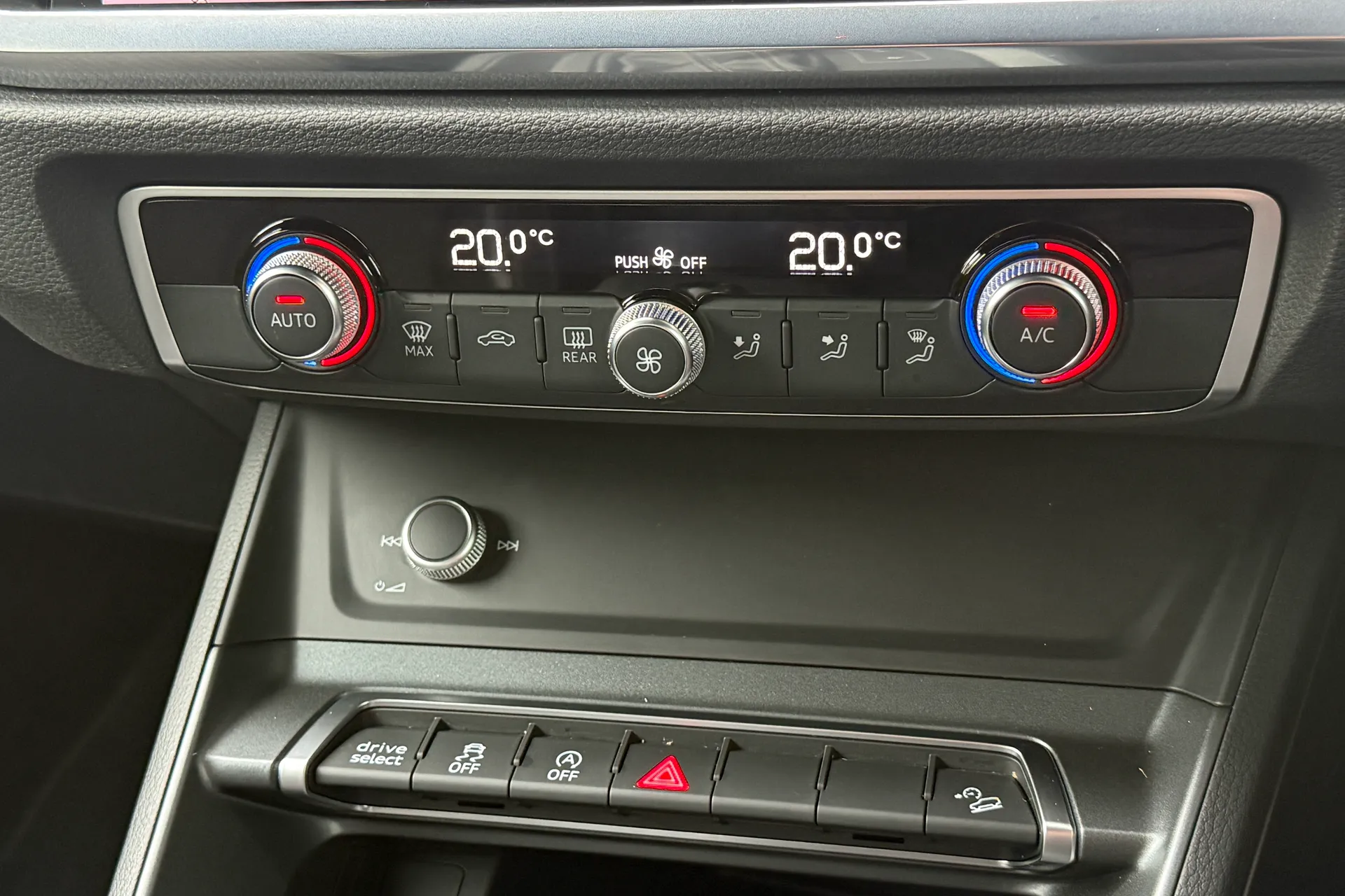 Audi Q3 thumbnail image number 19