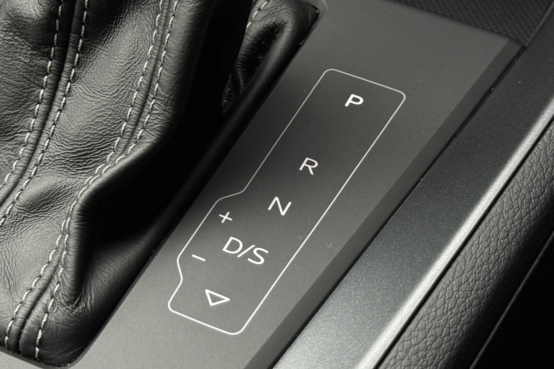 Audi Q3 thumbnail image number 23