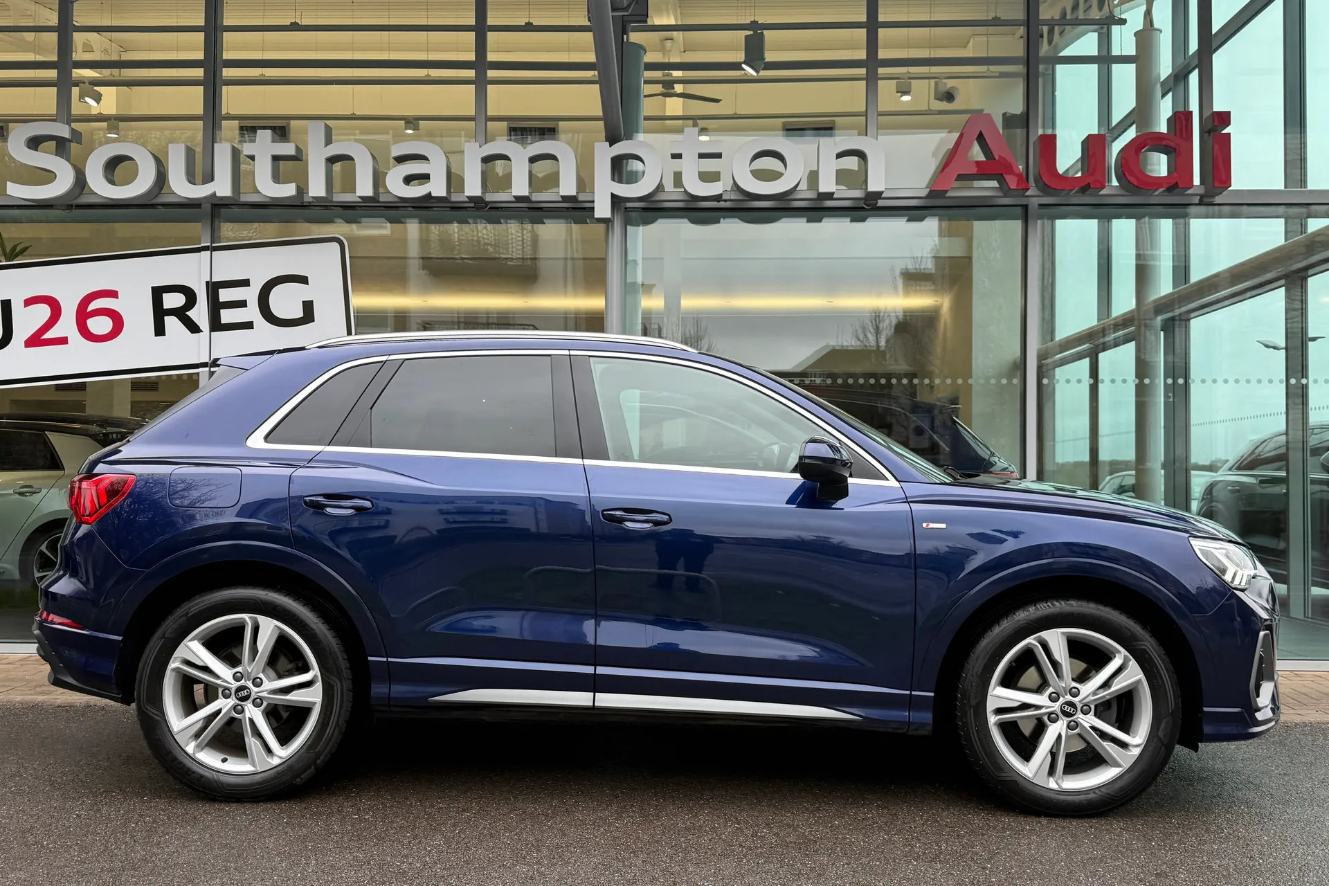 Audi Q3 thumbnail image number 2