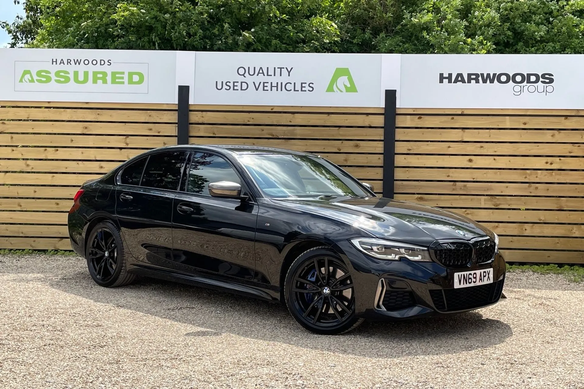 BMW 3 SERIES focused image