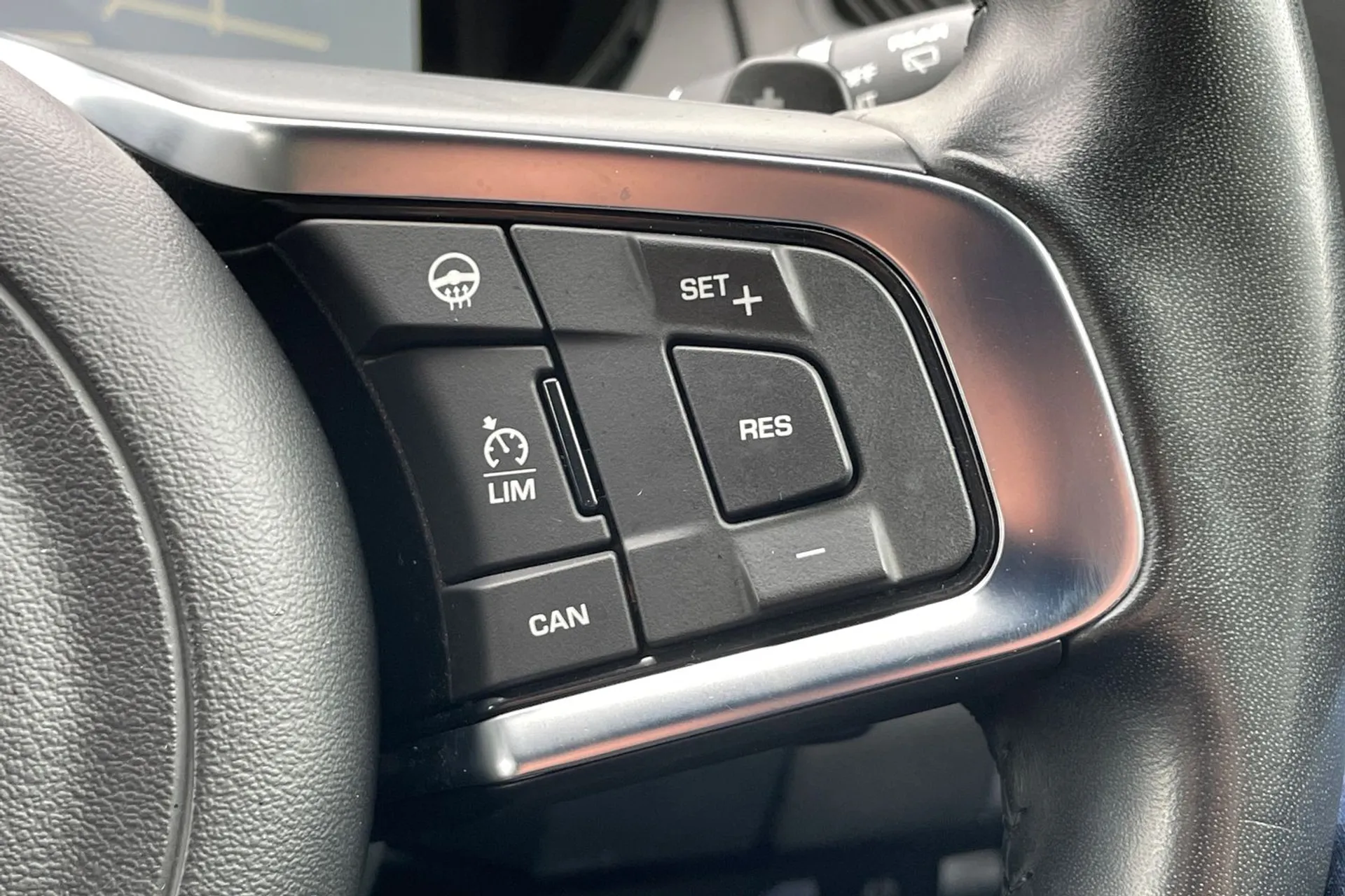 Jaguar E-PACE thumbnail image number 28