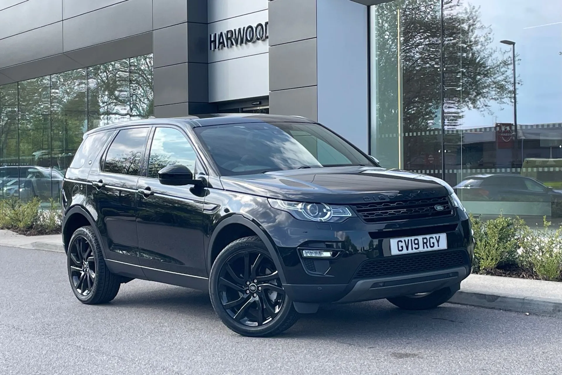 LAND ROVER DISCOVERY SPORT focused image