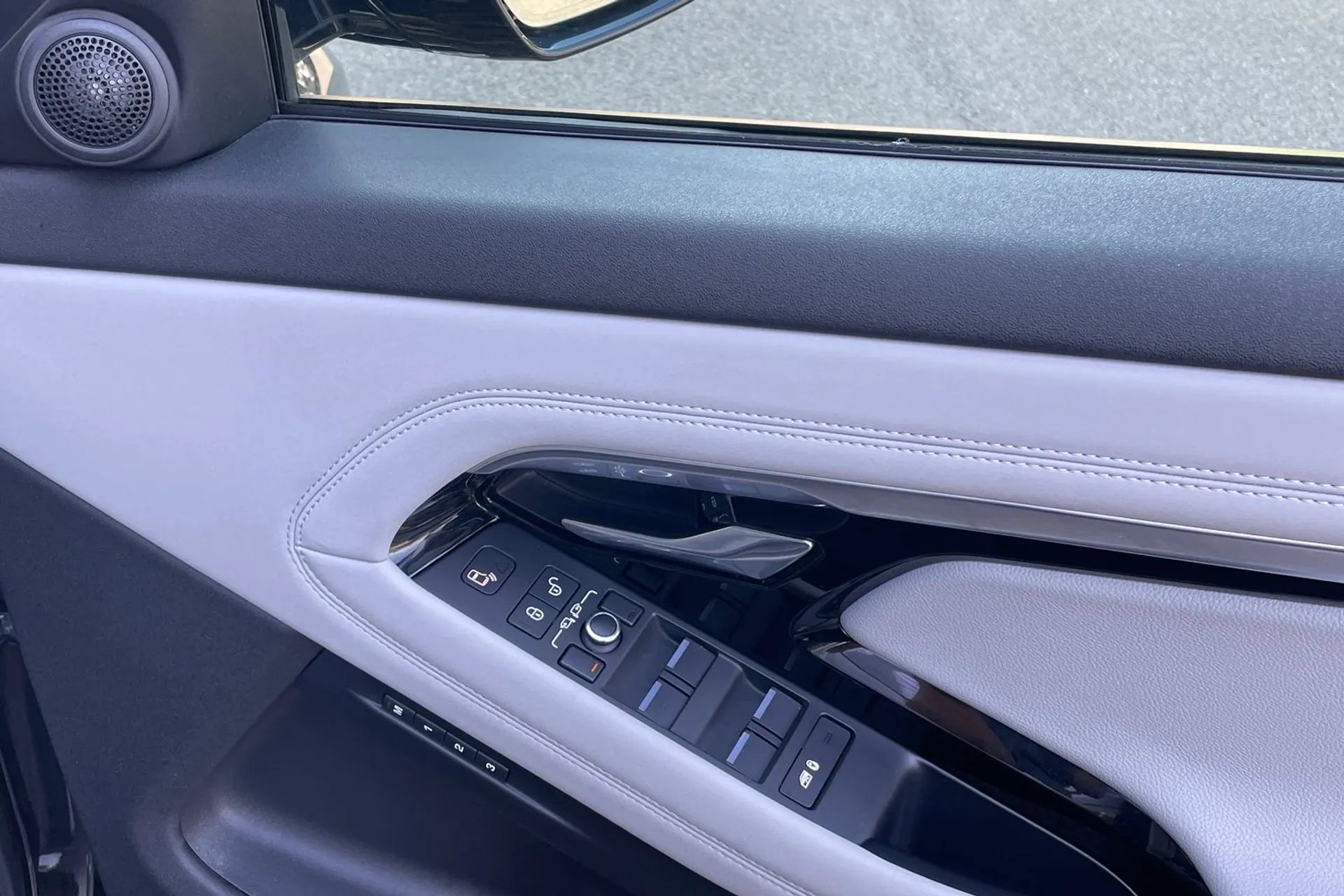 LAND ROVER RANGE ROVER EVOQUE thumbnail image number 23