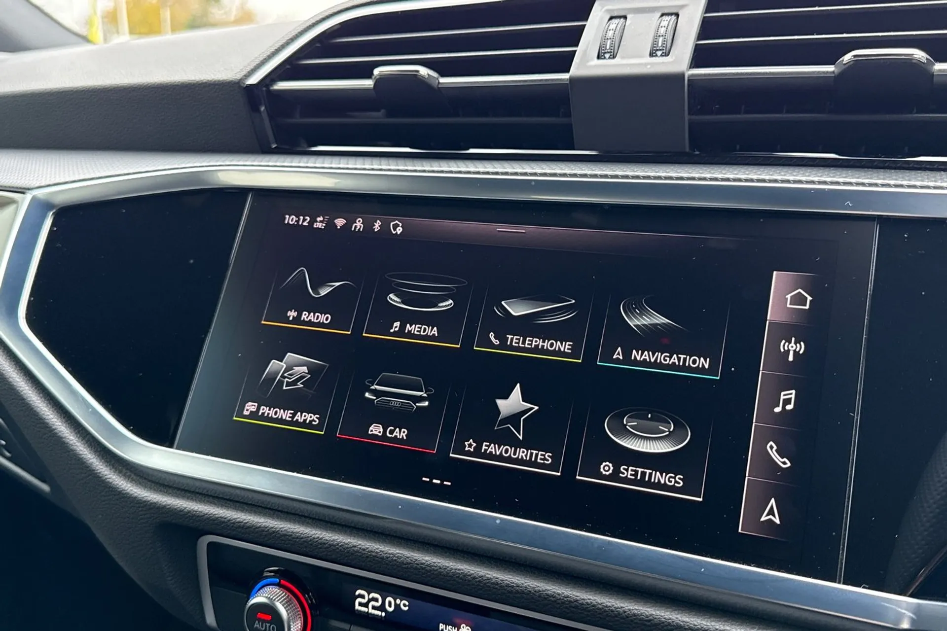 Audi Q3 thumbnail image number 22