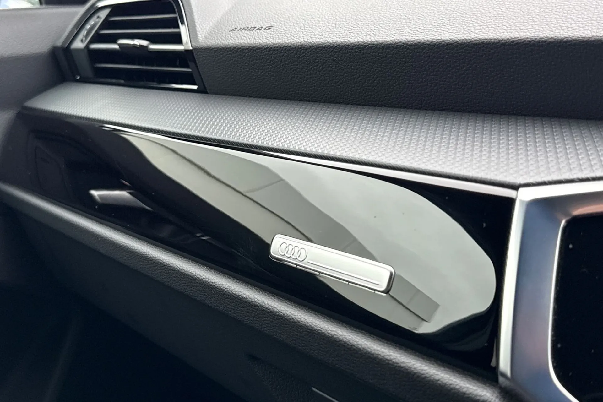 Audi Q3 thumbnail image number 25