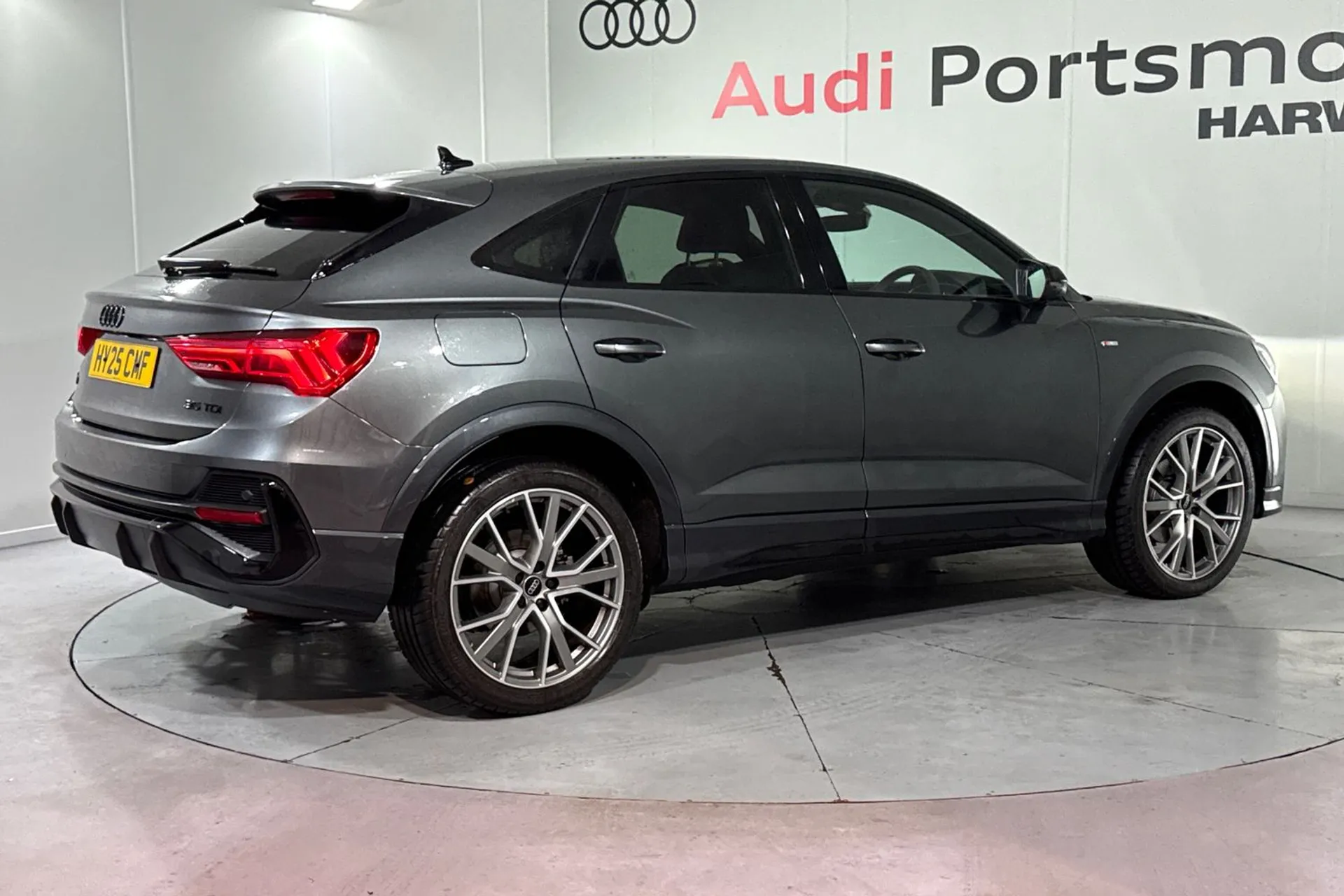 Audi Q3 thumbnail image number 9