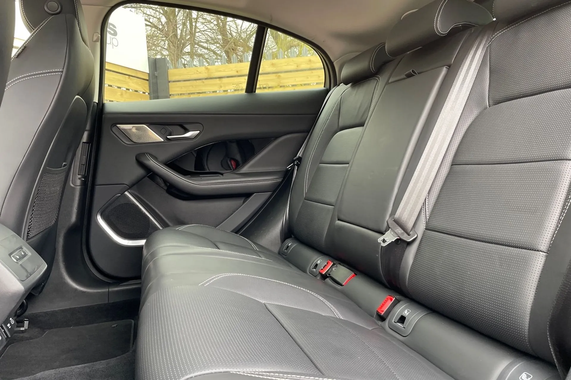 Jaguar I-PACE thumbnail image number 30