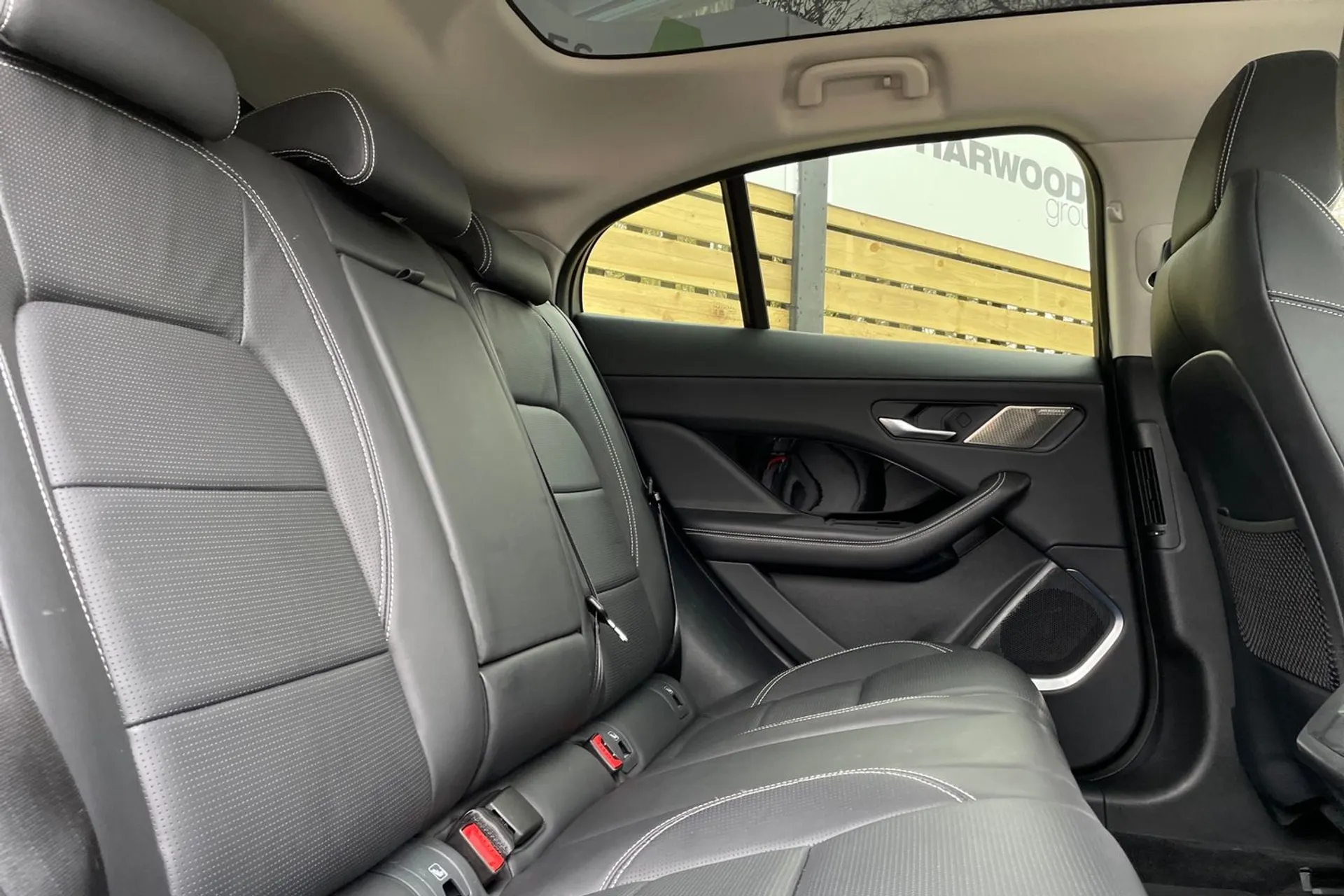 Jaguar I-PACE thumbnail image number 22