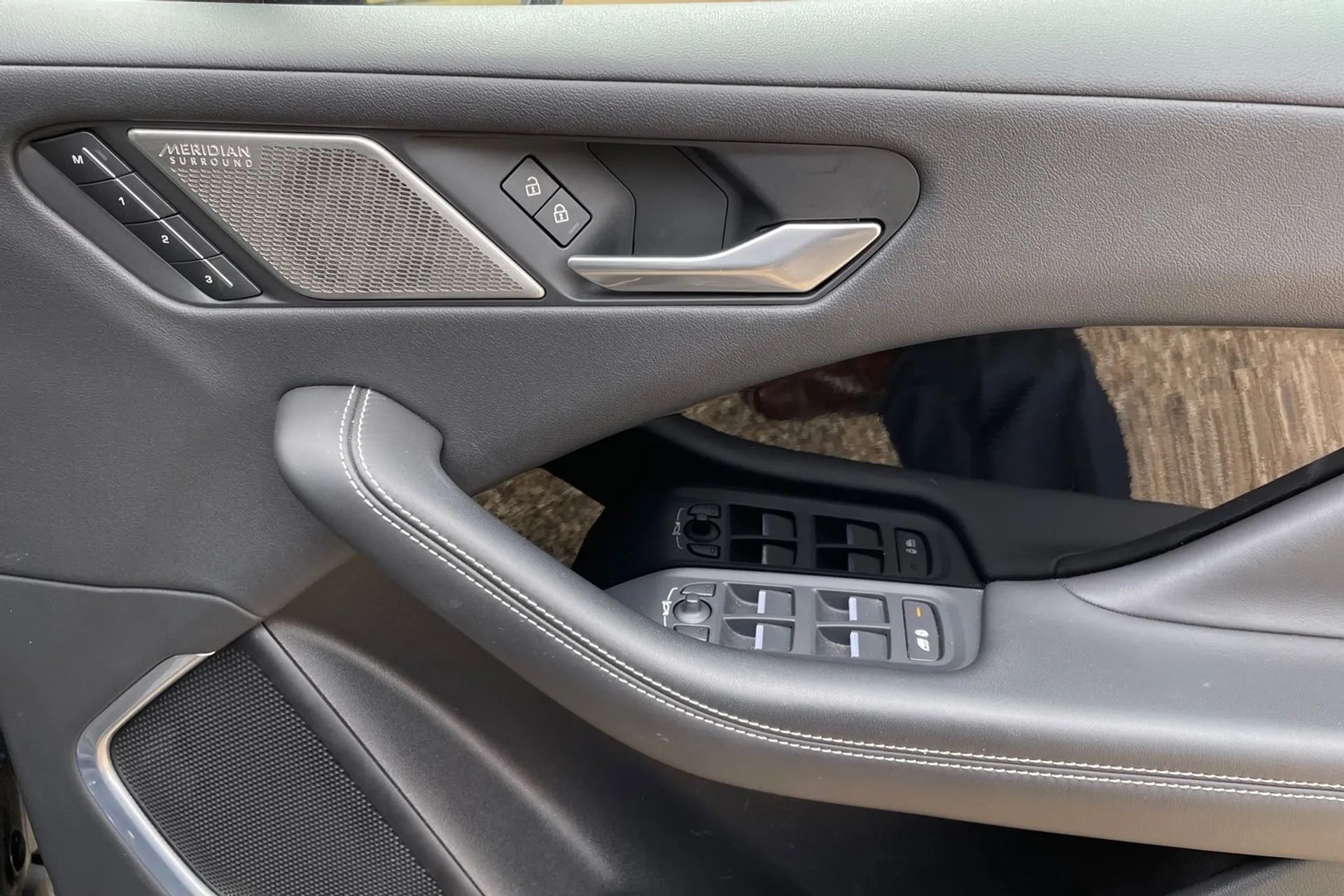 Jaguar I-PACE thumbnail image number 39