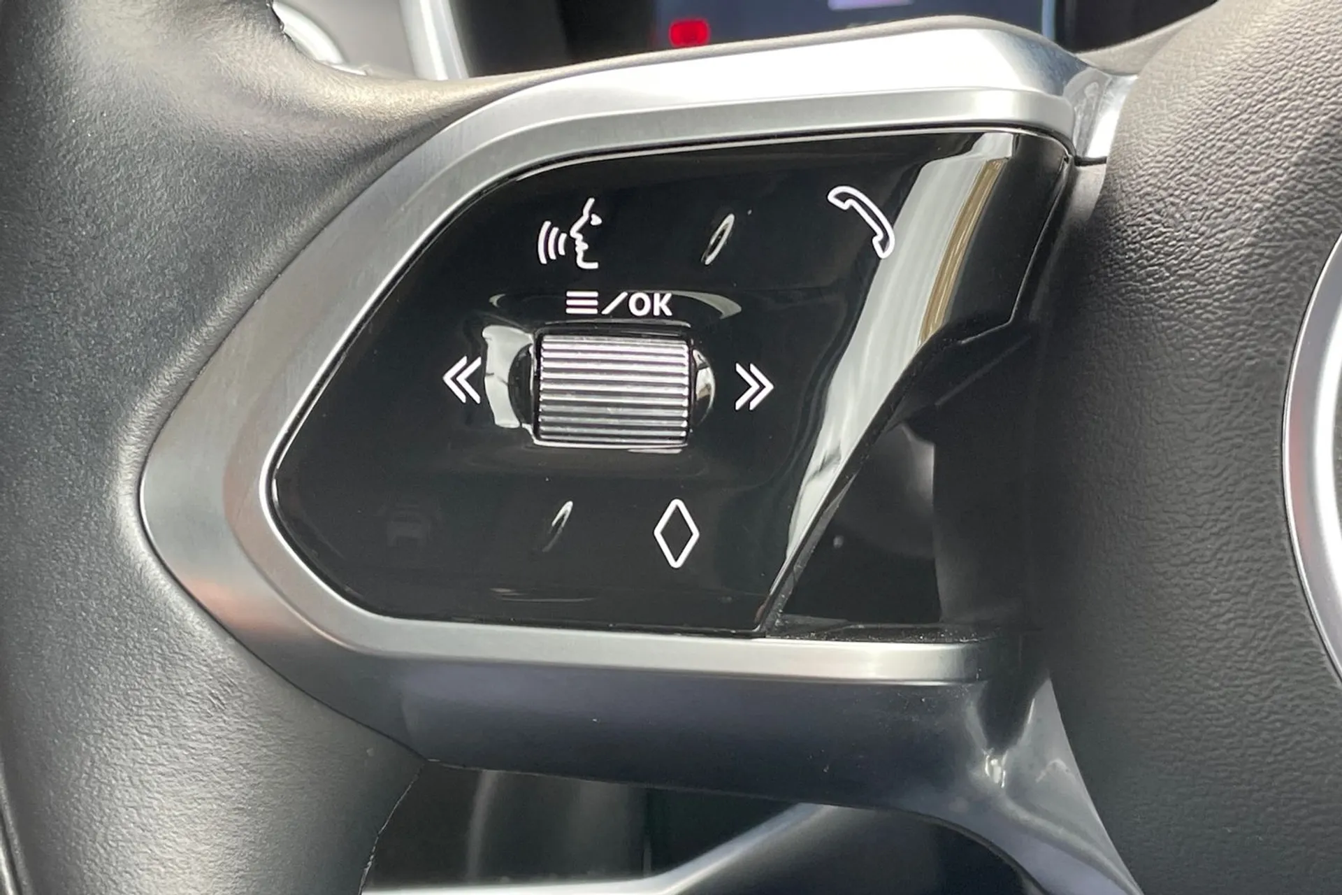 Jaguar I-PACE thumbnail image number 36