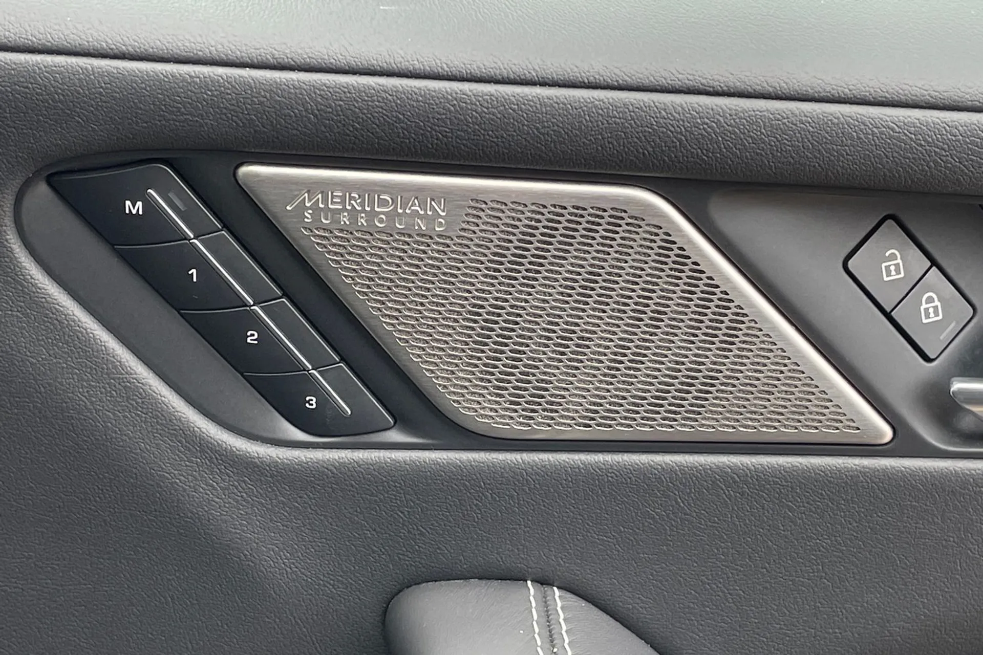 Jaguar I-PACE thumbnail image number 44