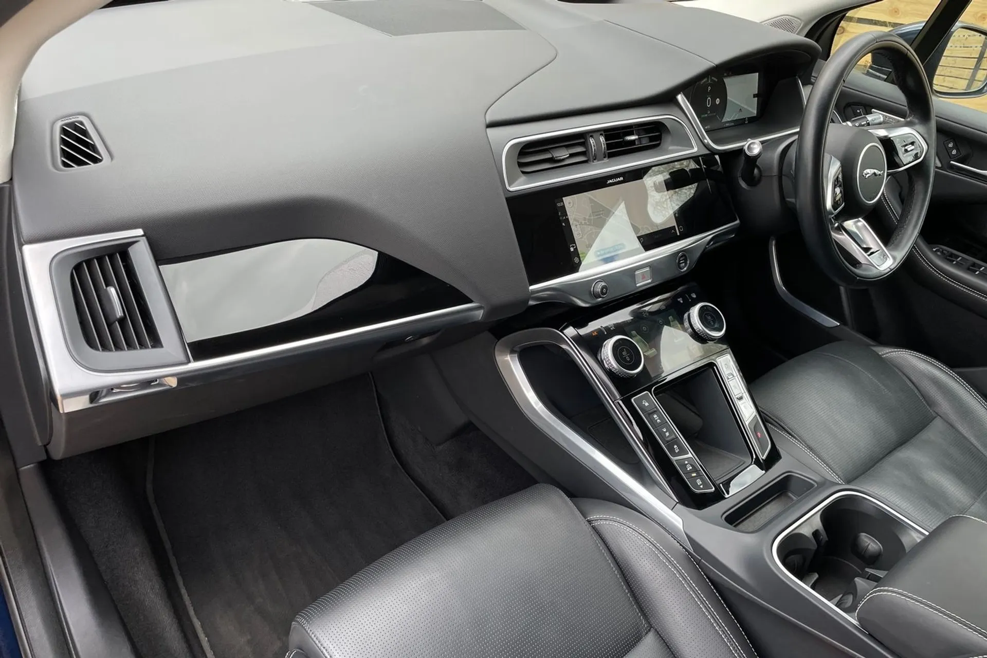 Jaguar I-PACE thumbnail image number 28