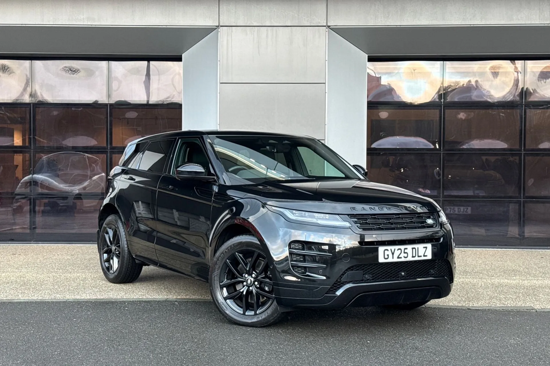 LAND ROVER RANGE ROVER EVOQUE focused image