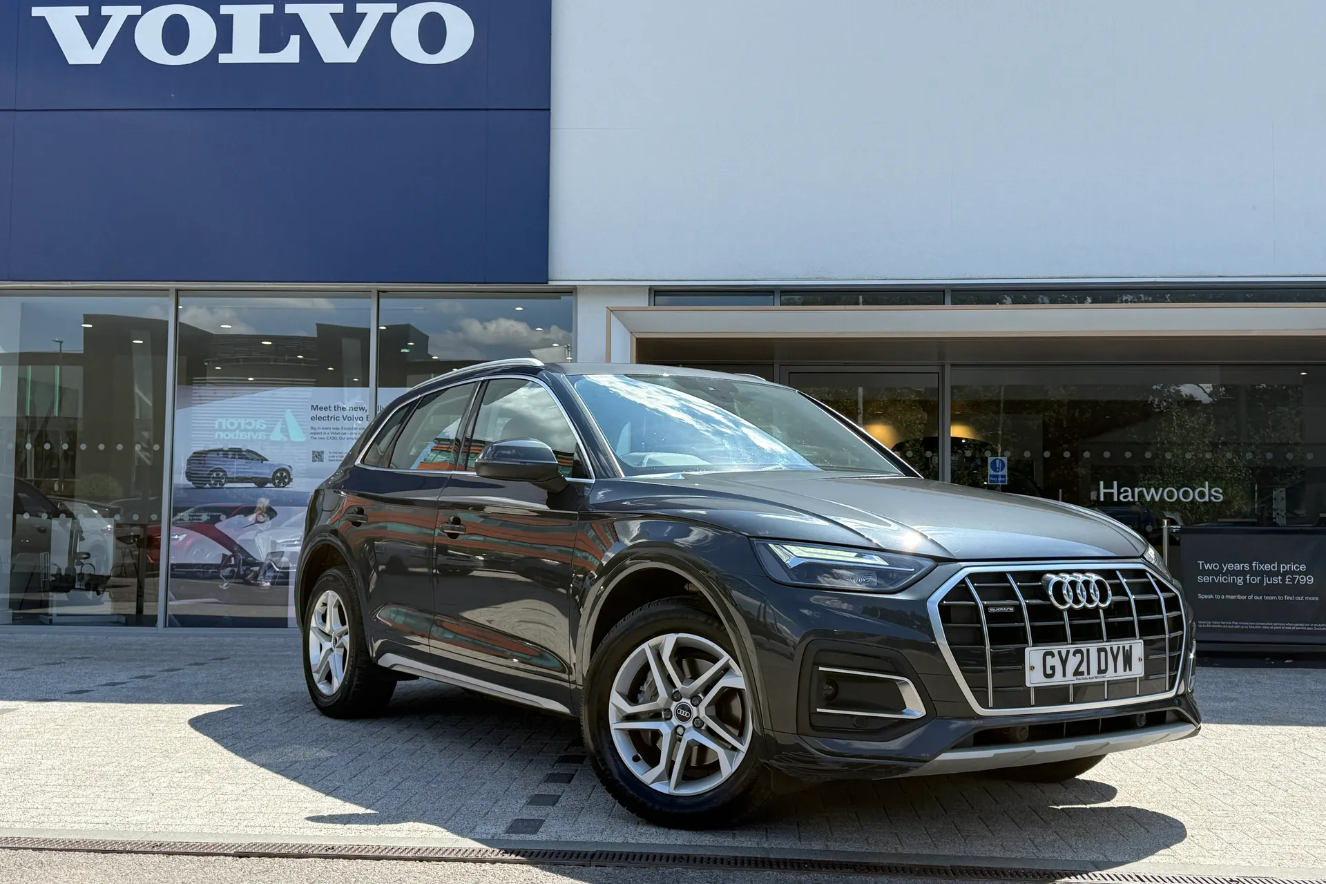 Audi Q5 focused image