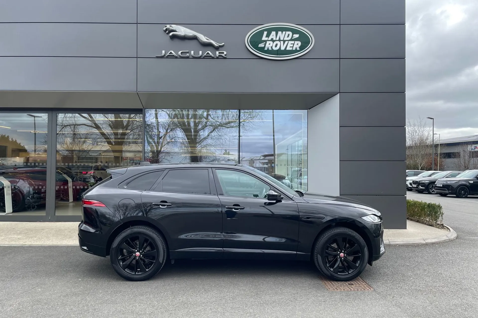Jaguar F-PACE thumbnail image number 2