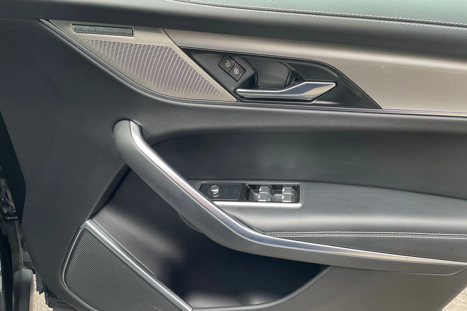 Jaguar F-PACE thumbnail image number 53
