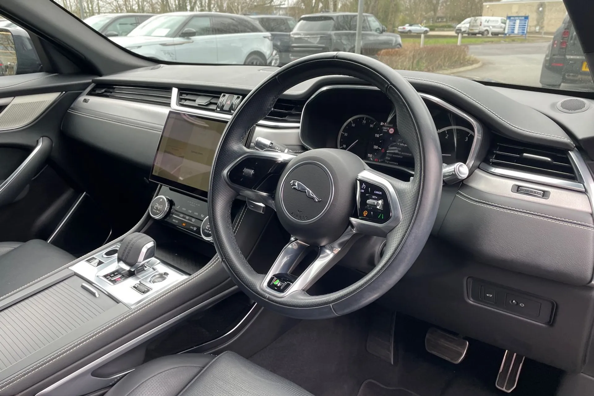 Jaguar F-PACE thumbnail image number 30
