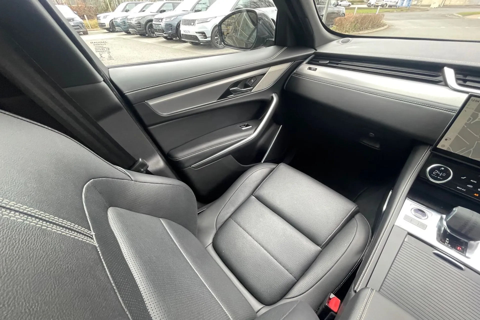 Jaguar F-PACE thumbnail image number 13