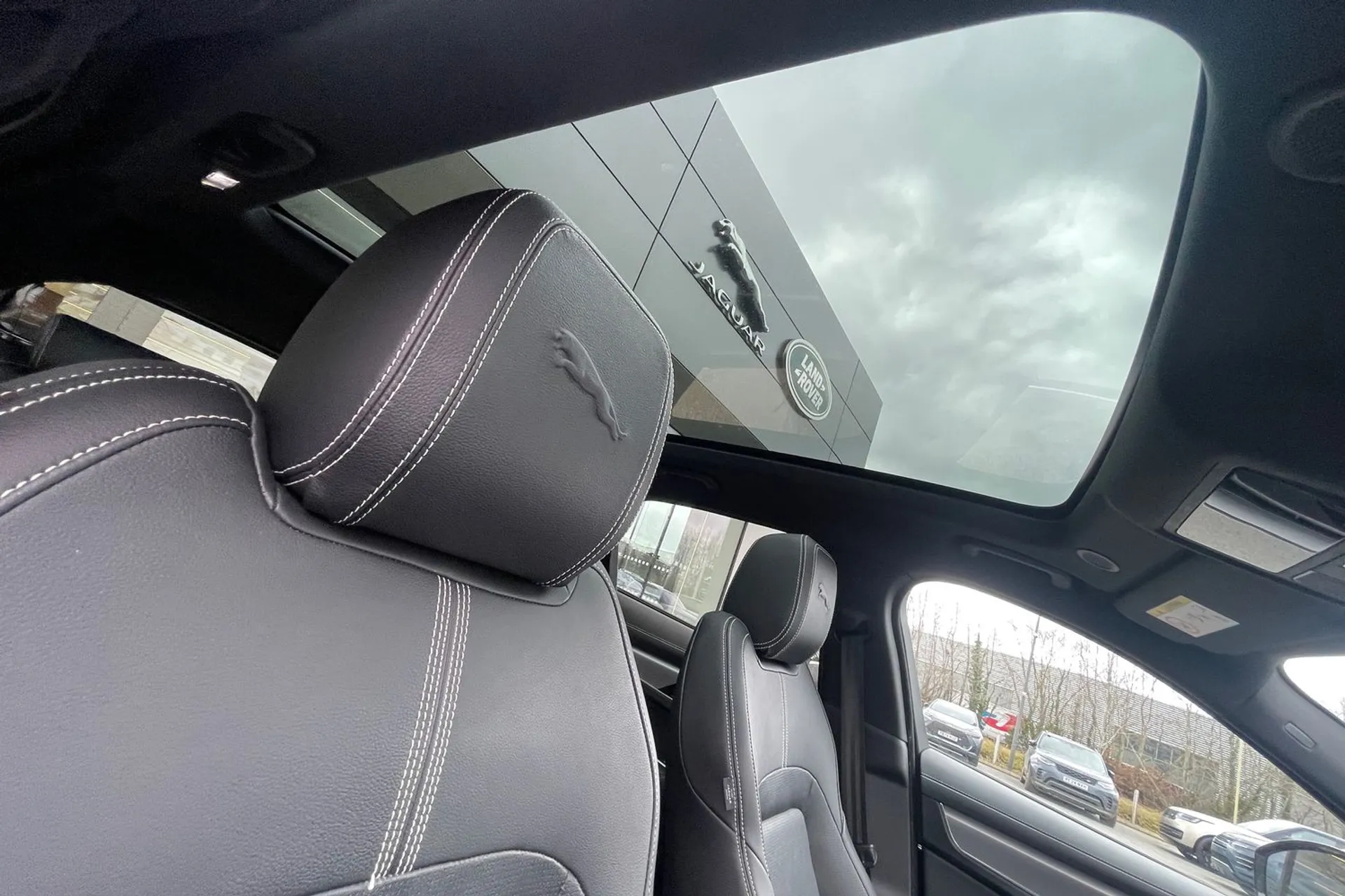 Jaguar F-PACE thumbnail image number 34