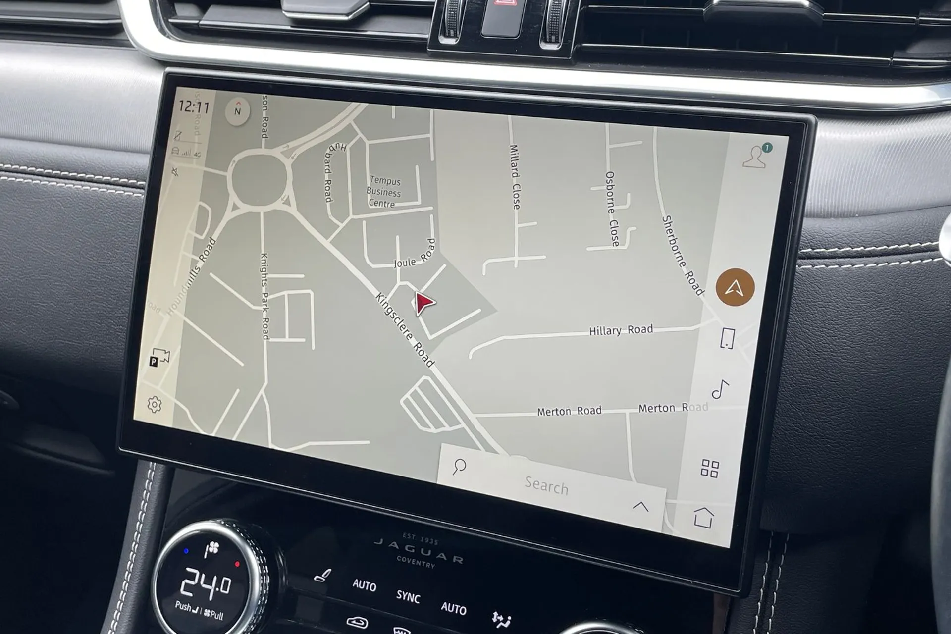 Jaguar F-PACE thumbnail image number 28