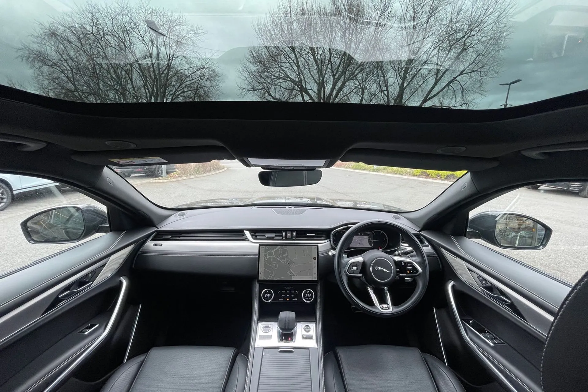 Jaguar F-PACE thumbnail image number 3