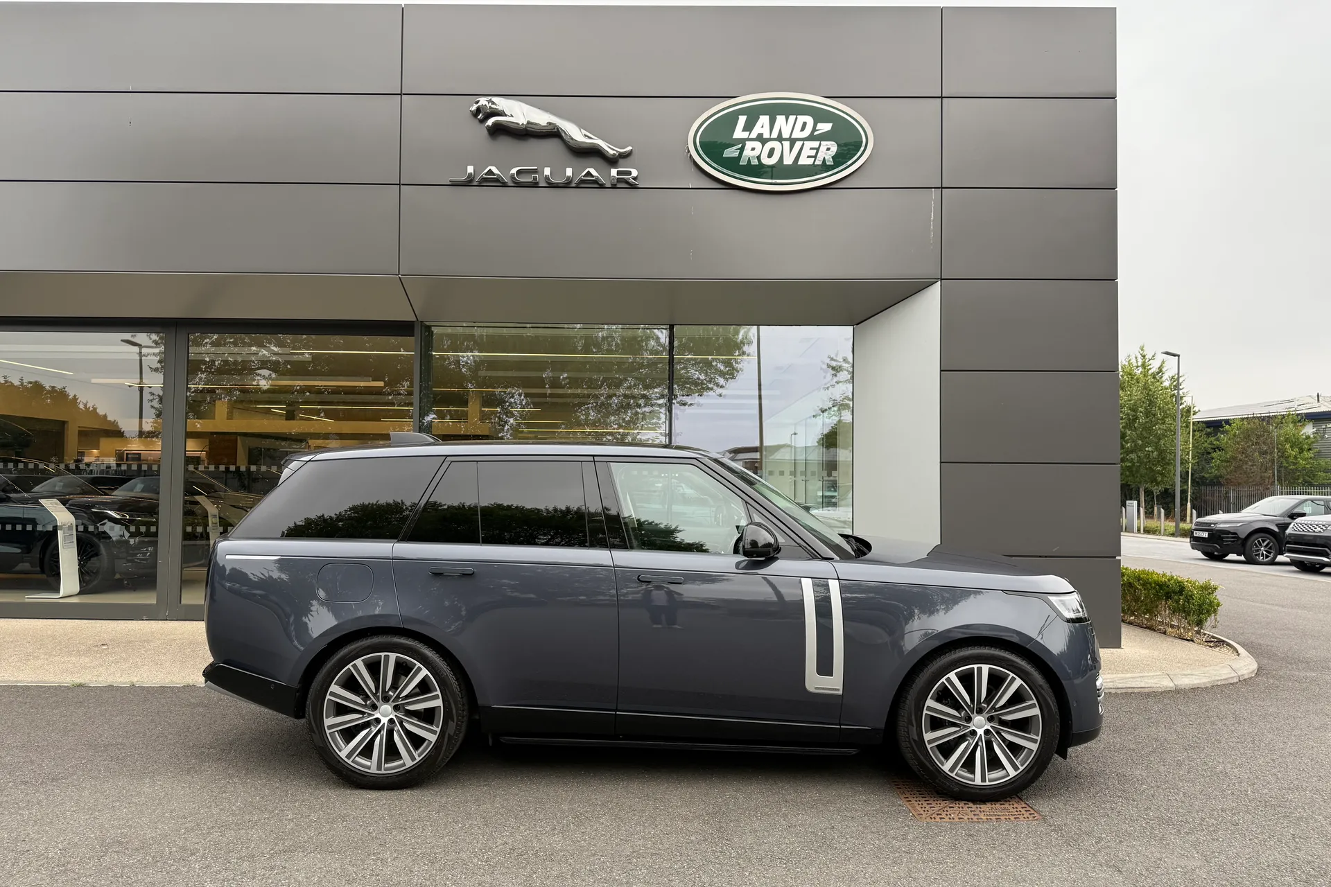 LAND ROVER RANGE ROVER thumbnail image number 2