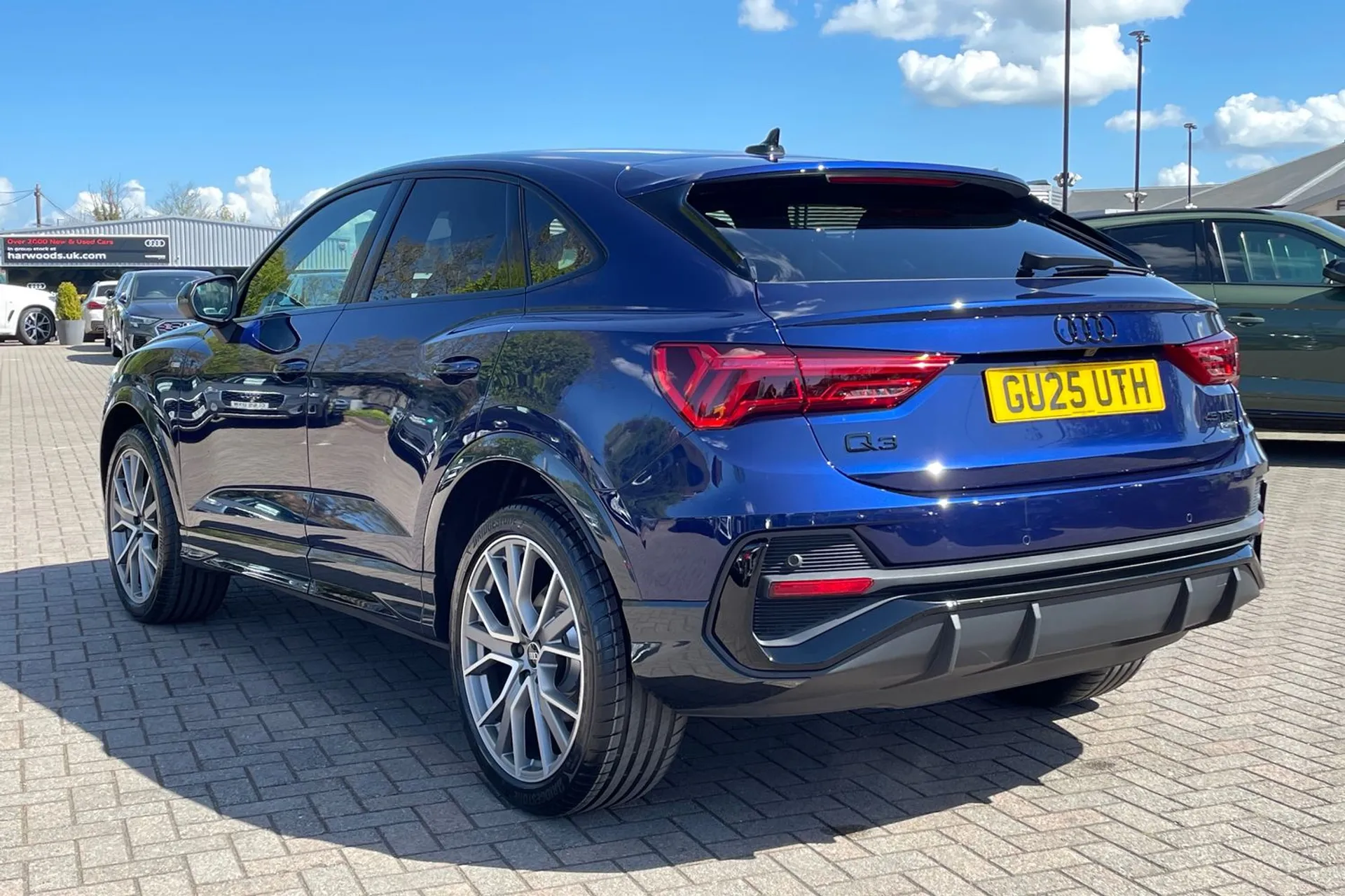 Audi Q3 thumbnail image number 9