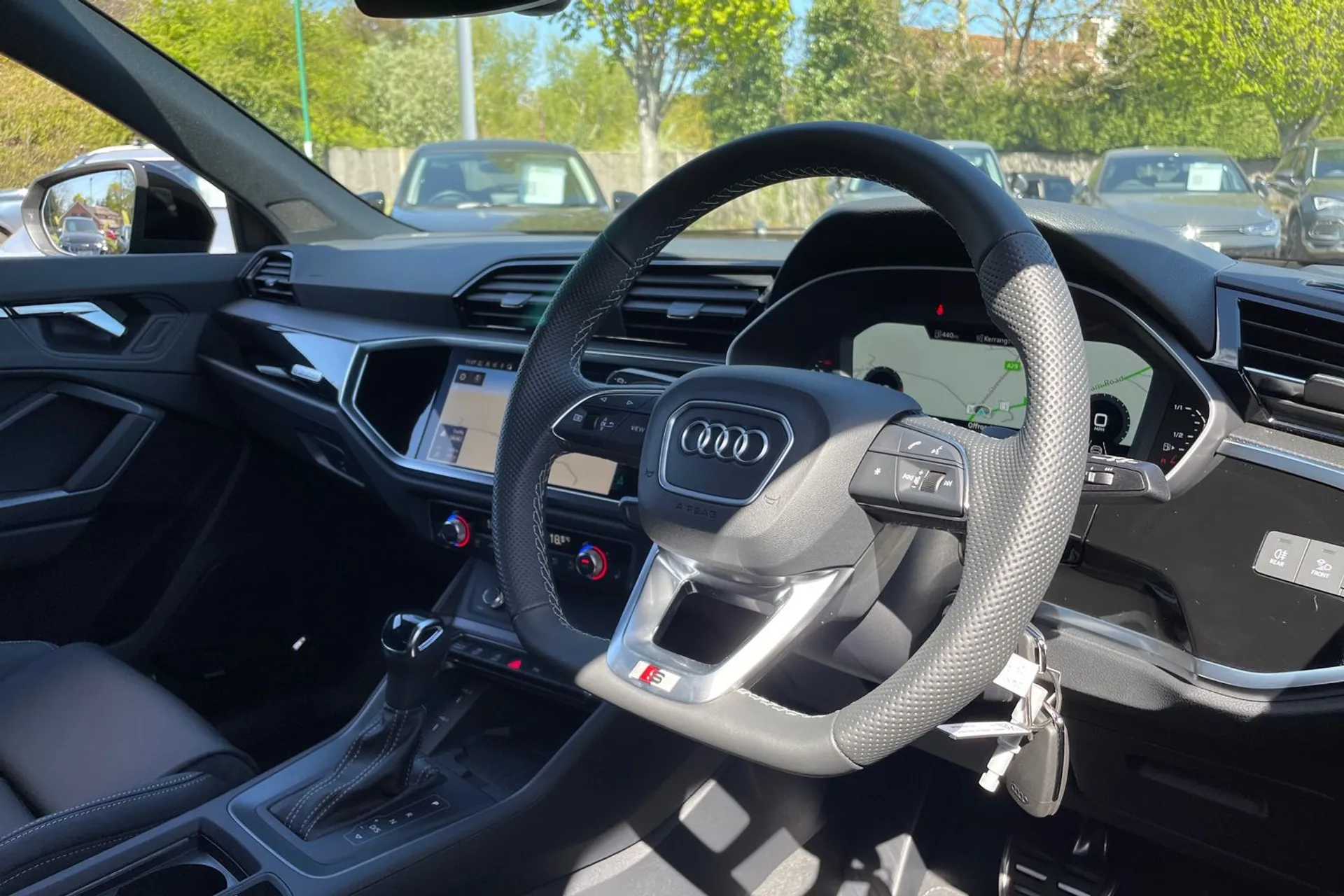 Audi Q3 thumbnail image number 24
