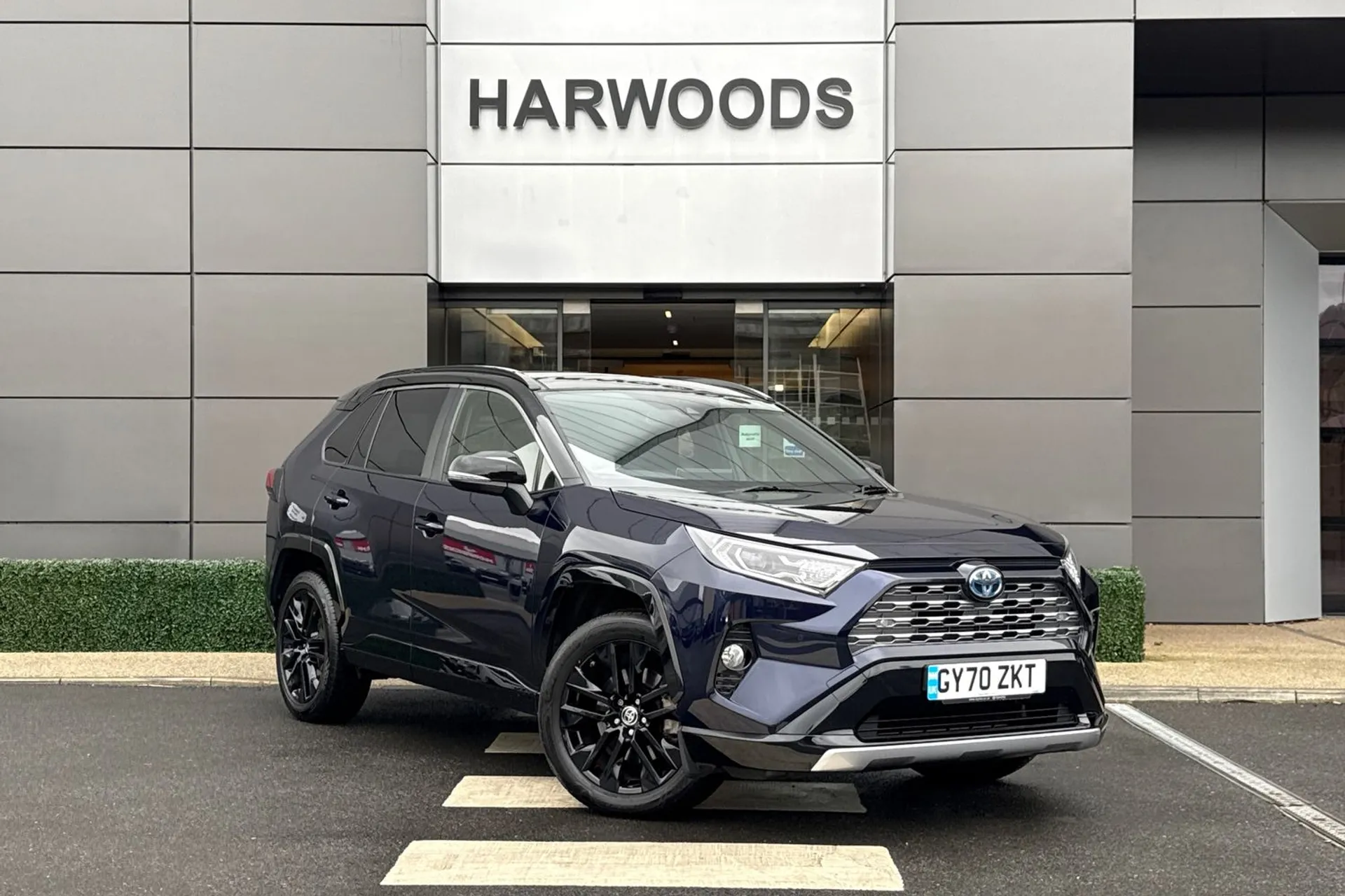 TOYOTA RAV4 focused image