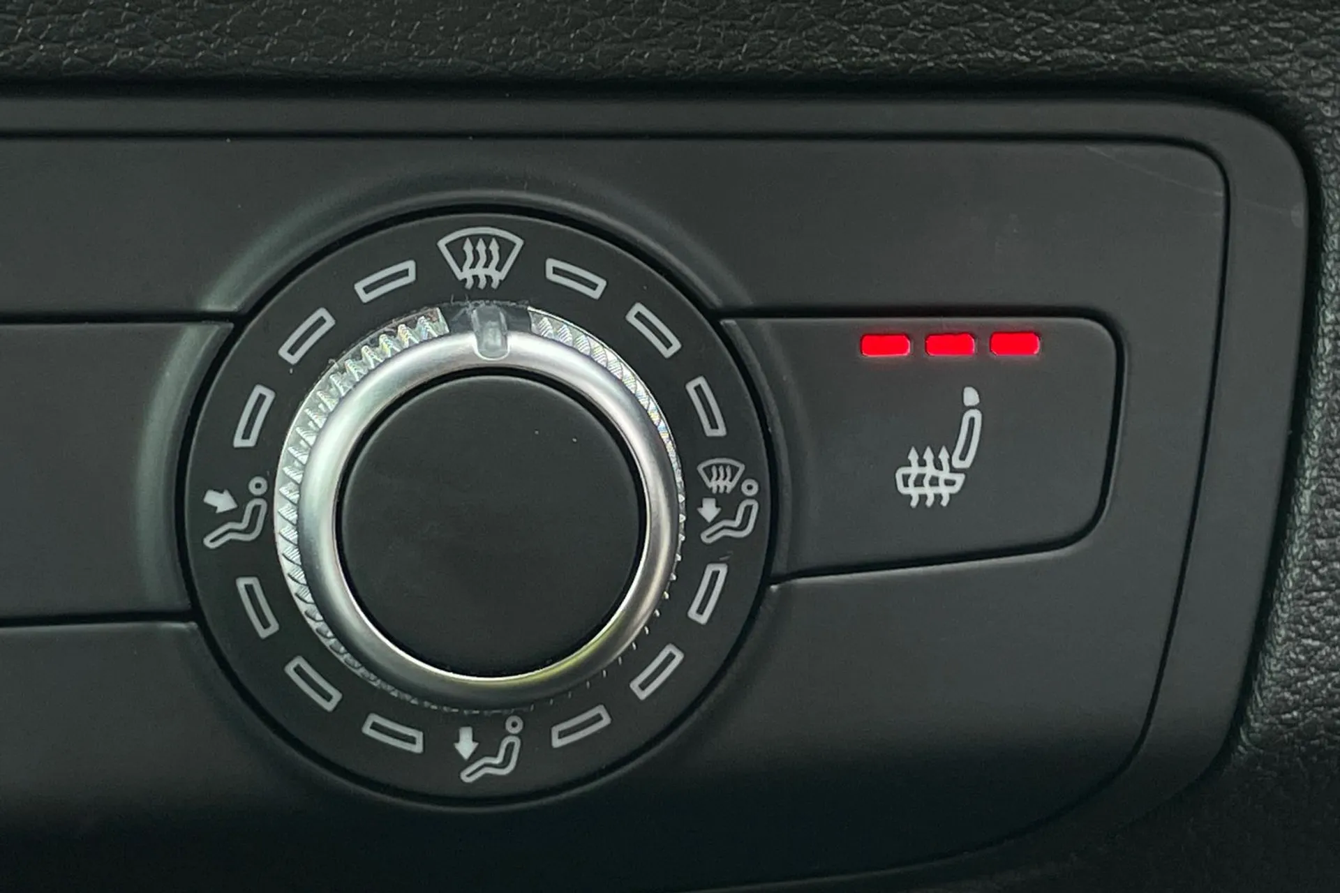Audi Q2 thumbnail image number 32