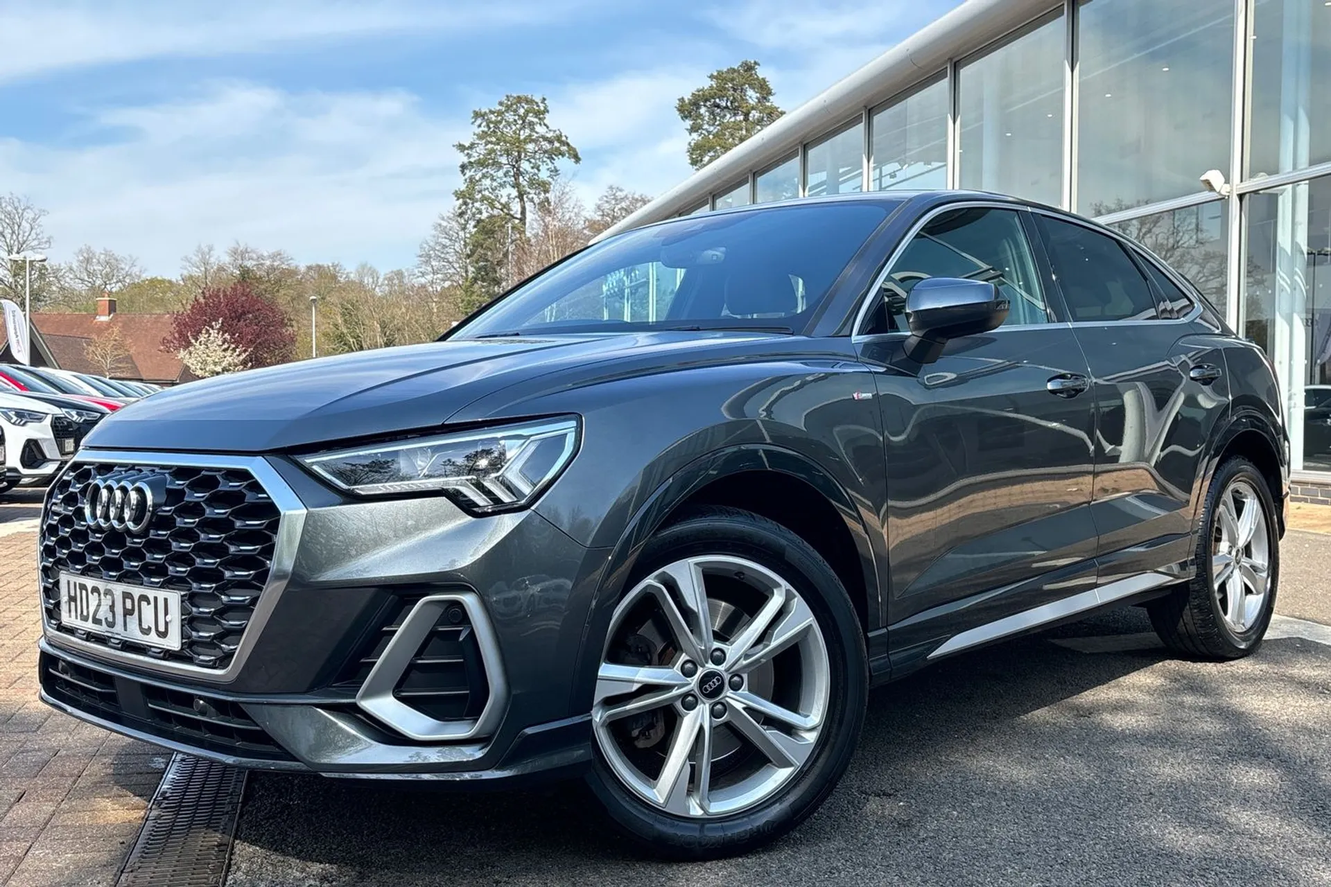 Audi Q3 thumbnail image number 10