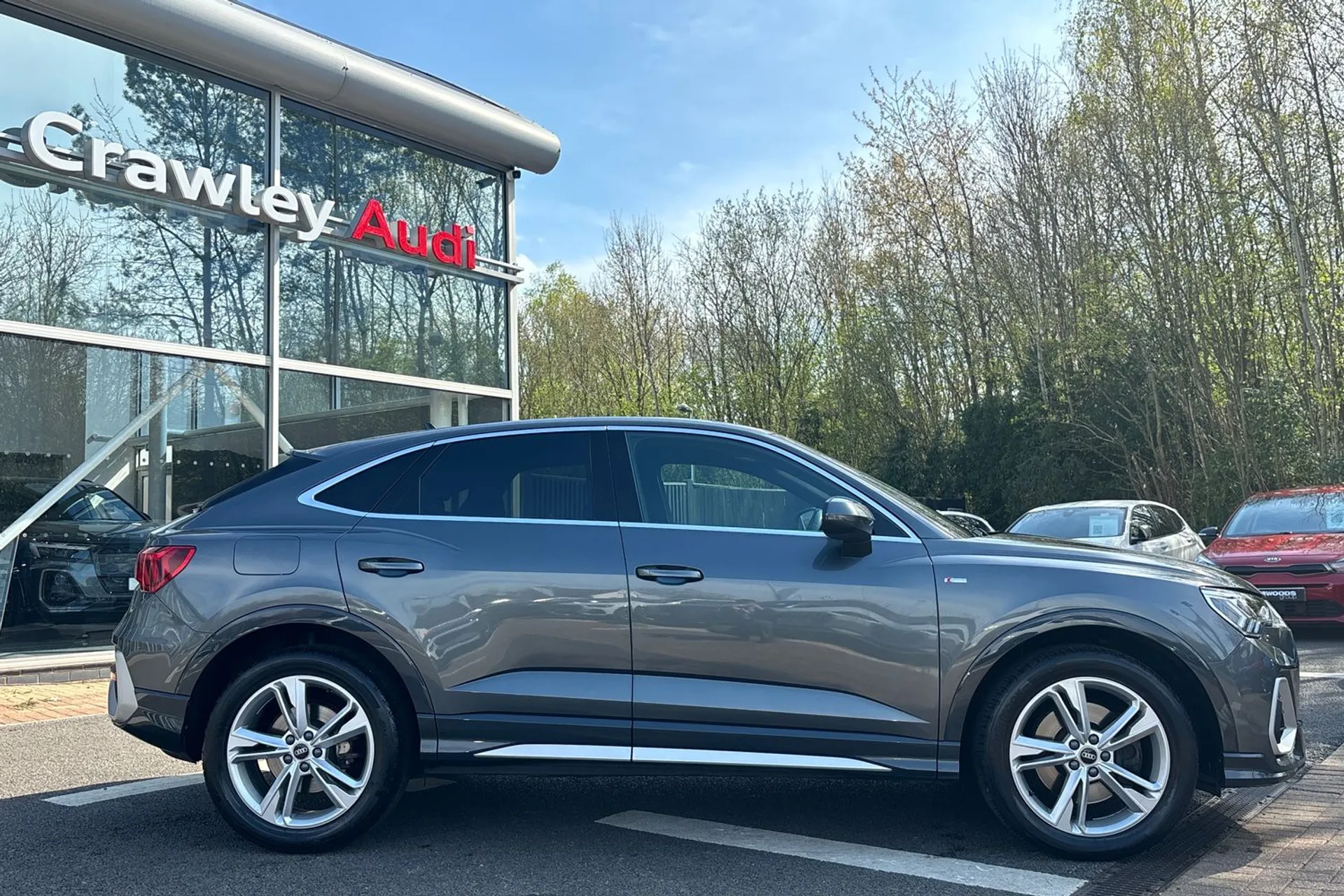 Audi Q3 thumbnail image number 2