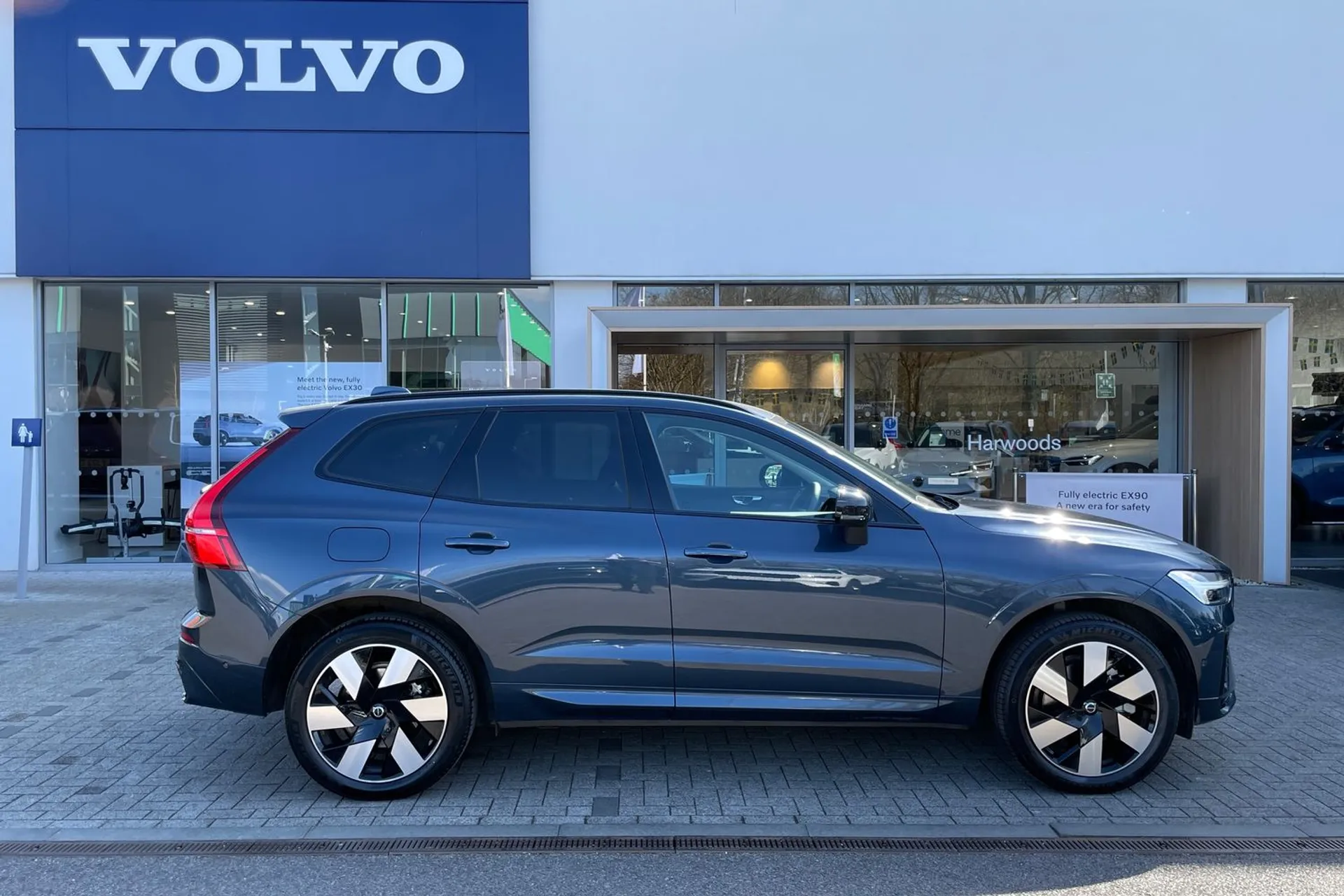 Volvo XC60 thumbnail image number 2