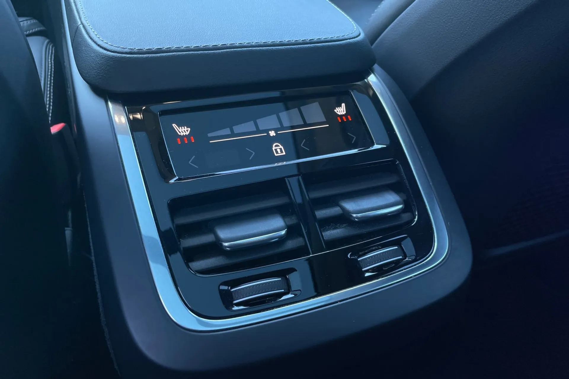 Volvo XC90 thumbnail image number 35