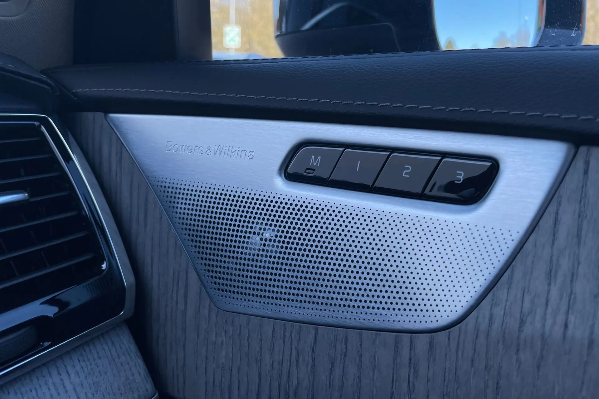 Volvo XC90 thumbnail image number 50