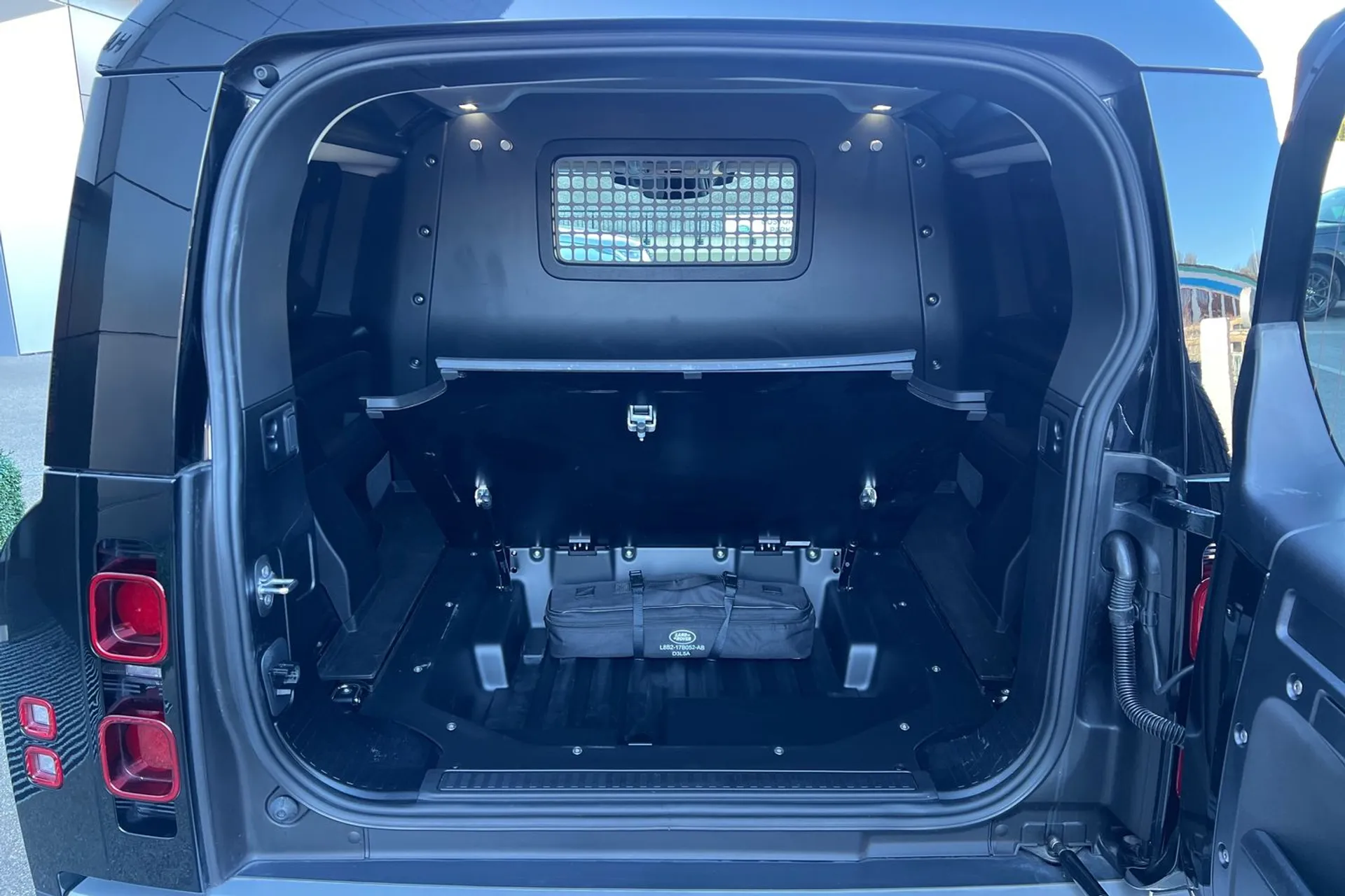 LAND ROVER DEFENDER thumbnail image number 25