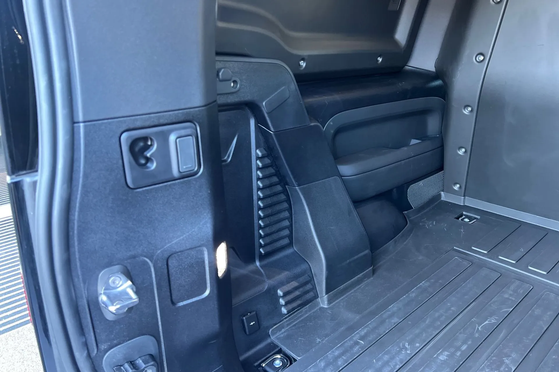 LAND ROVER DEFENDER thumbnail image number 51
