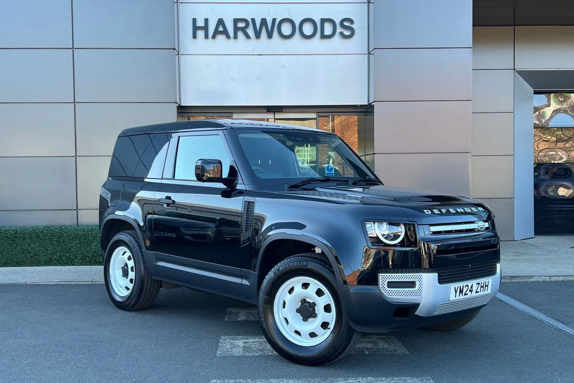 LAND ROVER DEFENDER focused image