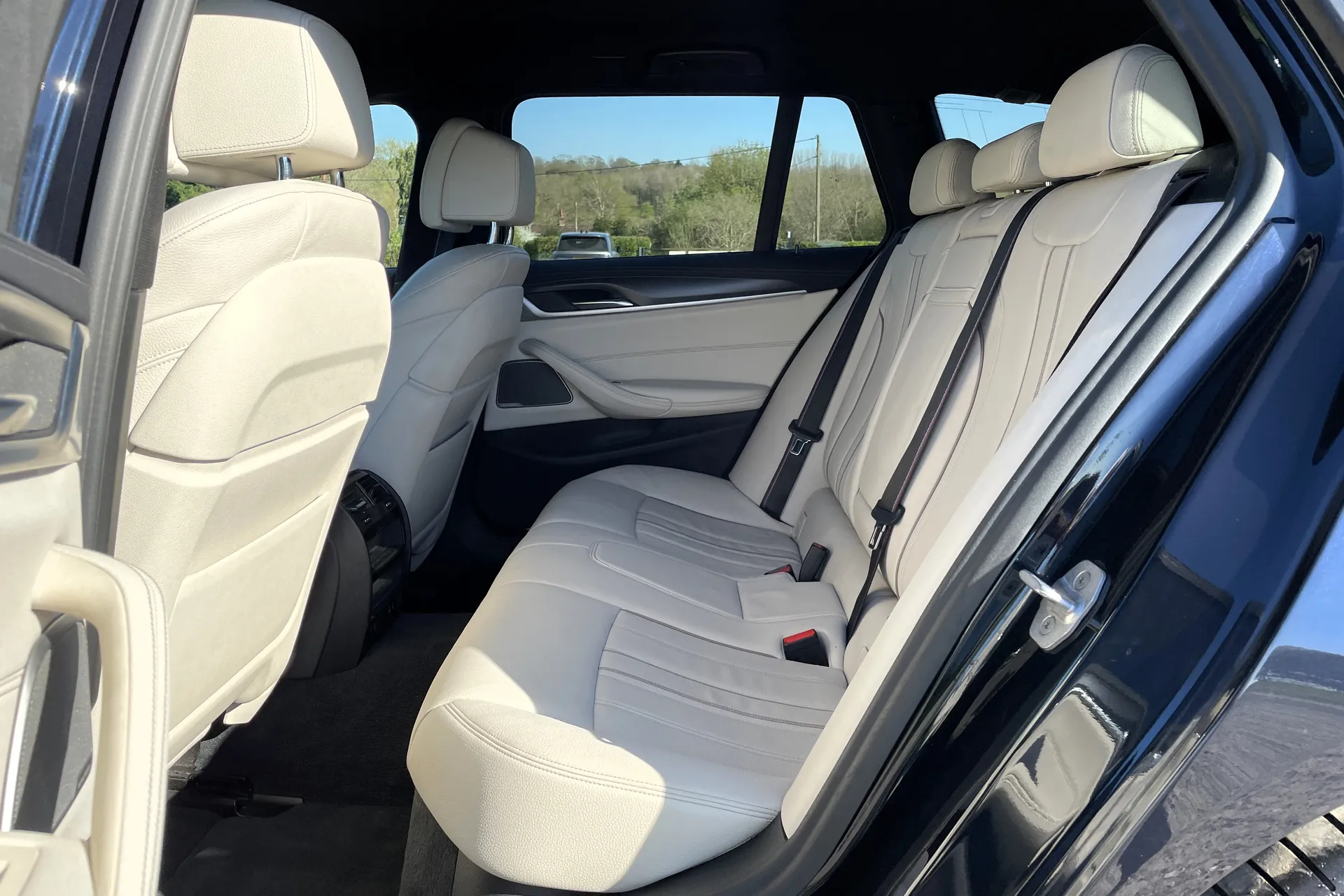 BMW 5 SERIES thumbnail image number 40