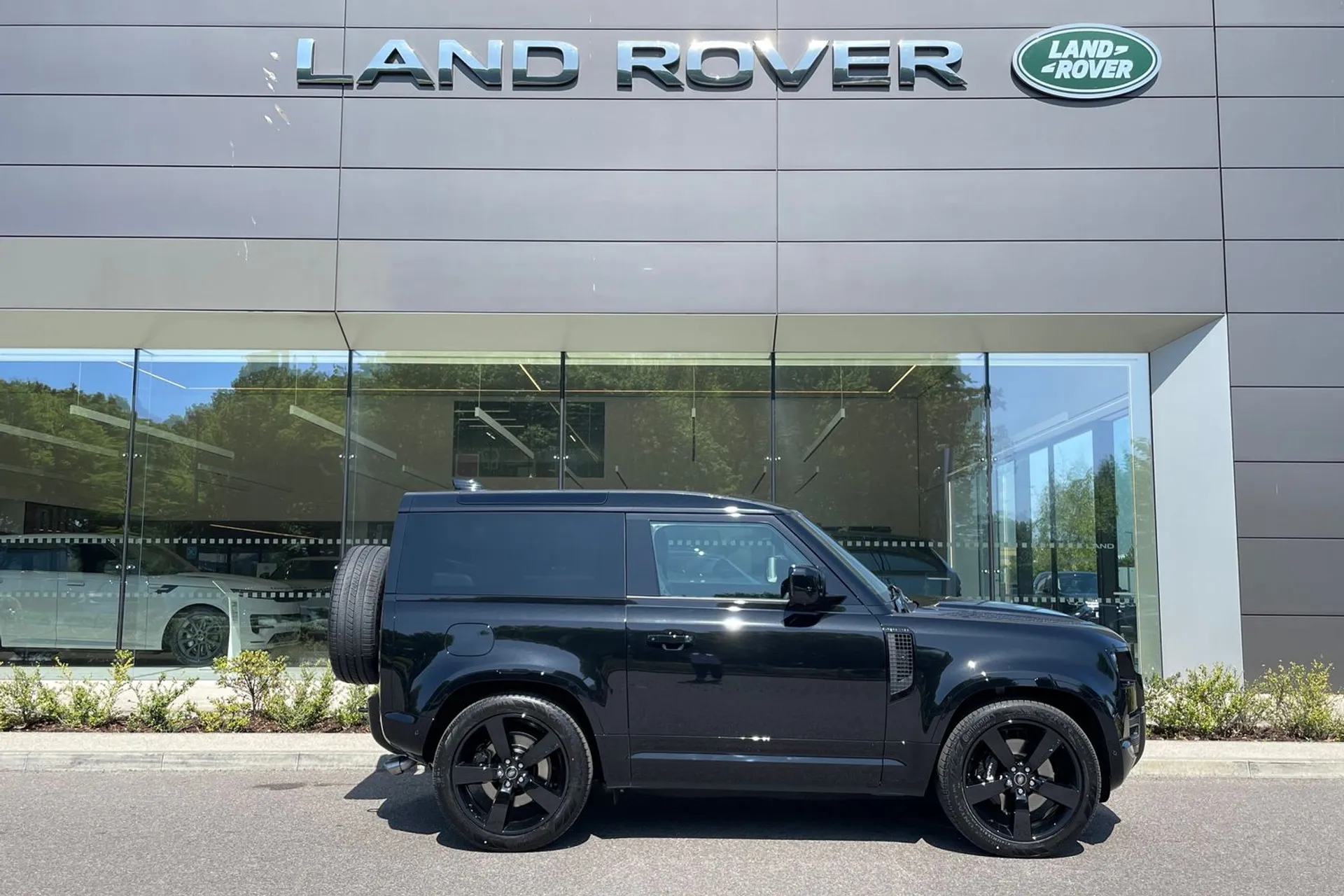 LAND ROVER Defender 90 thumbnail image number 2