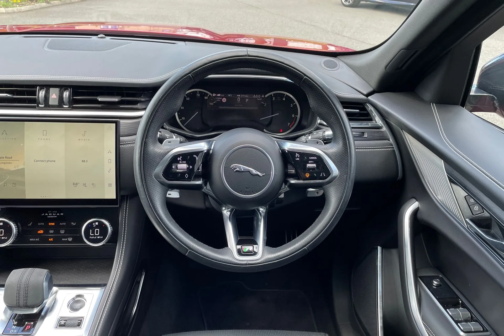 Jaguar F-PACE thumbnail image number 12