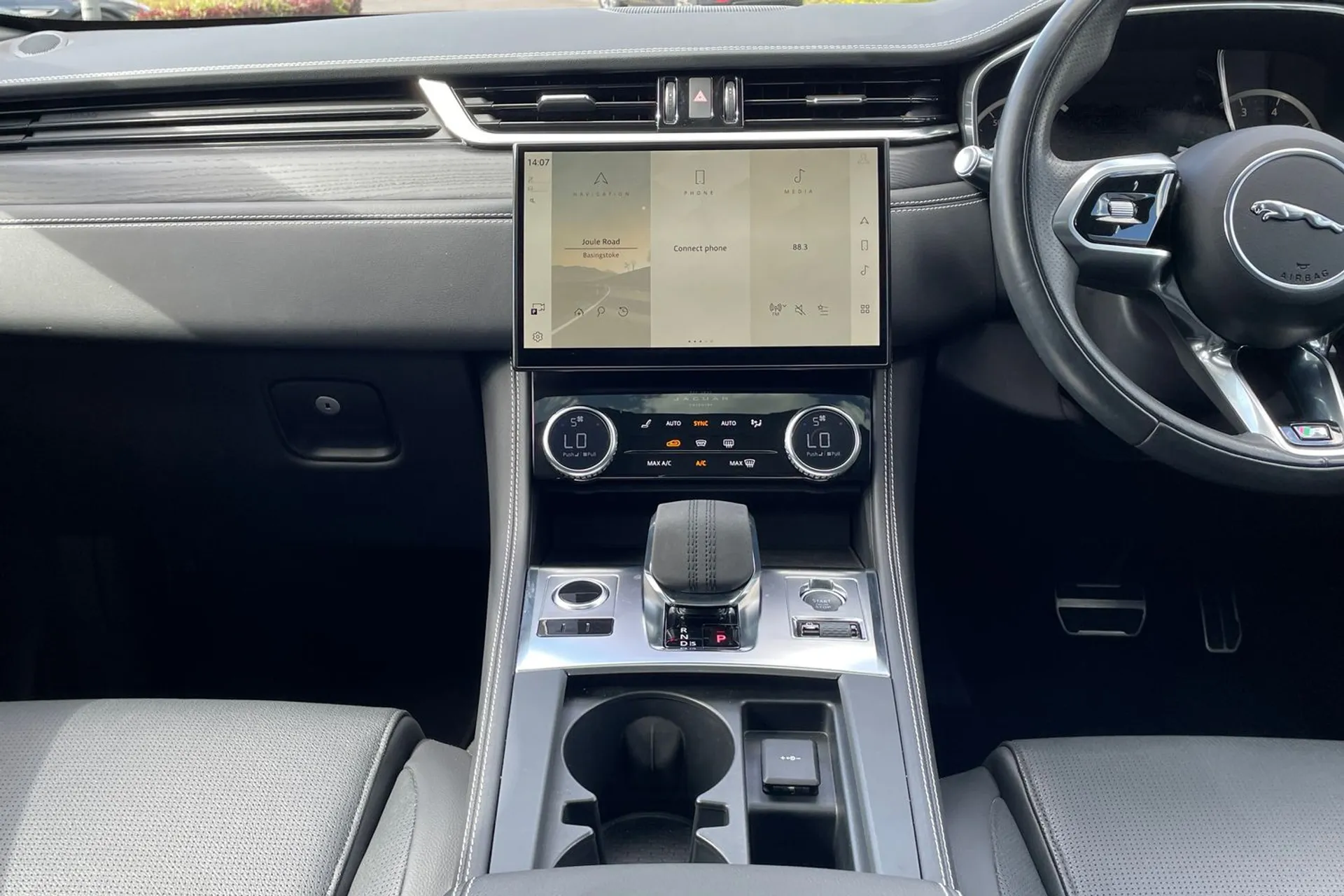 Jaguar F-PACE thumbnail image number 15