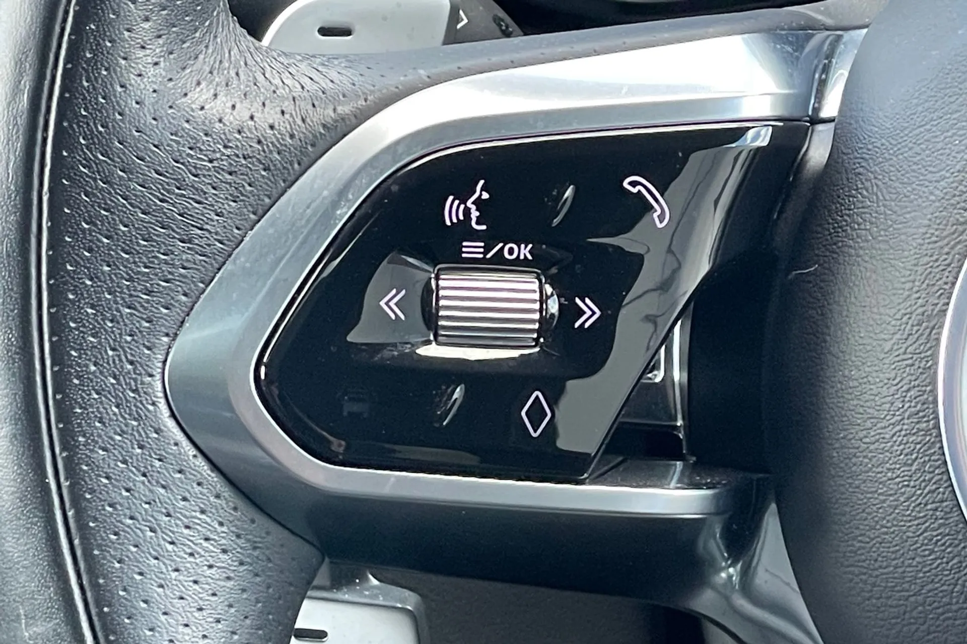Jaguar F-PACE thumbnail image number 23