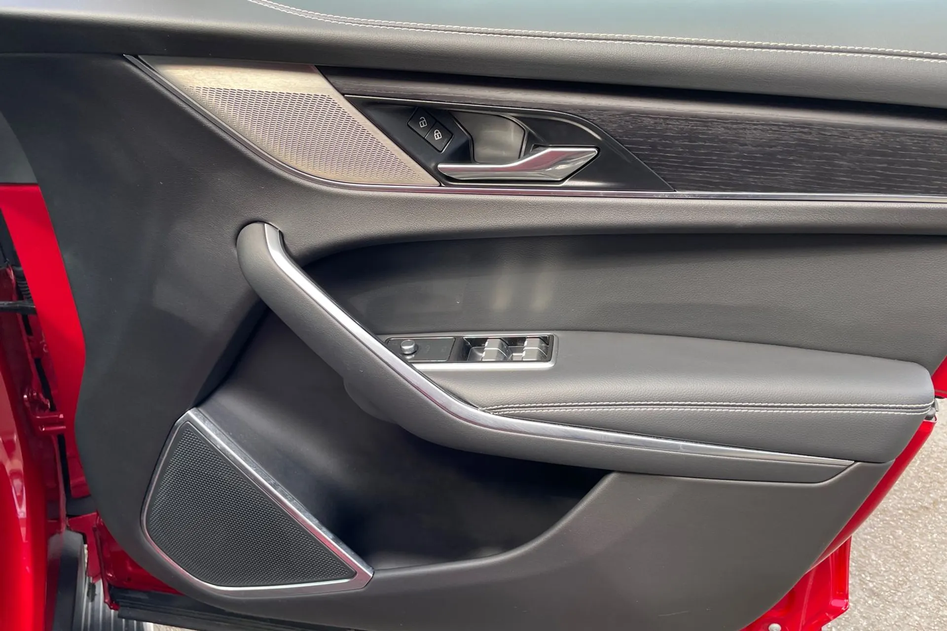 Jaguar F-PACE thumbnail image number 49