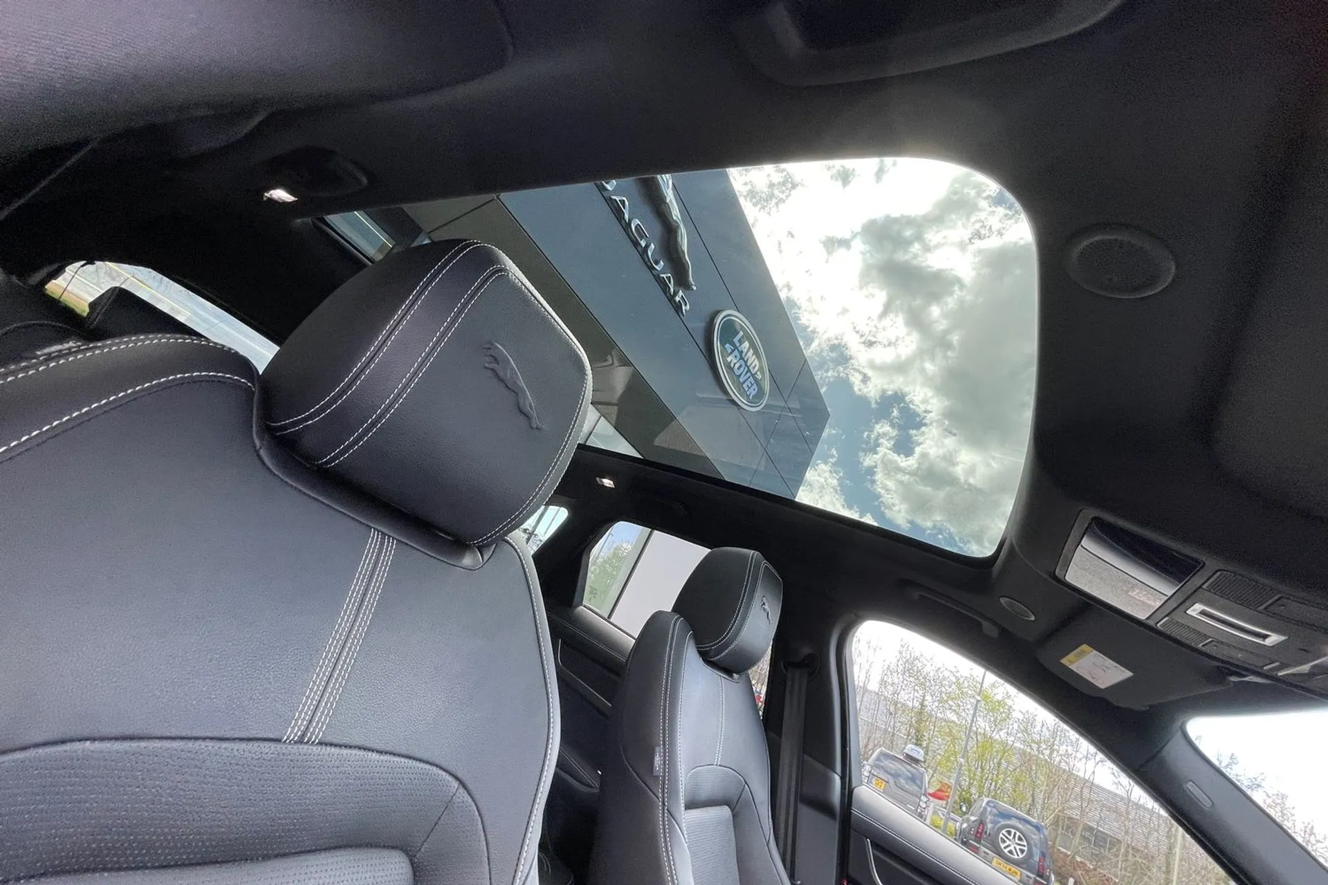 Jaguar F-PACE thumbnail image number 32