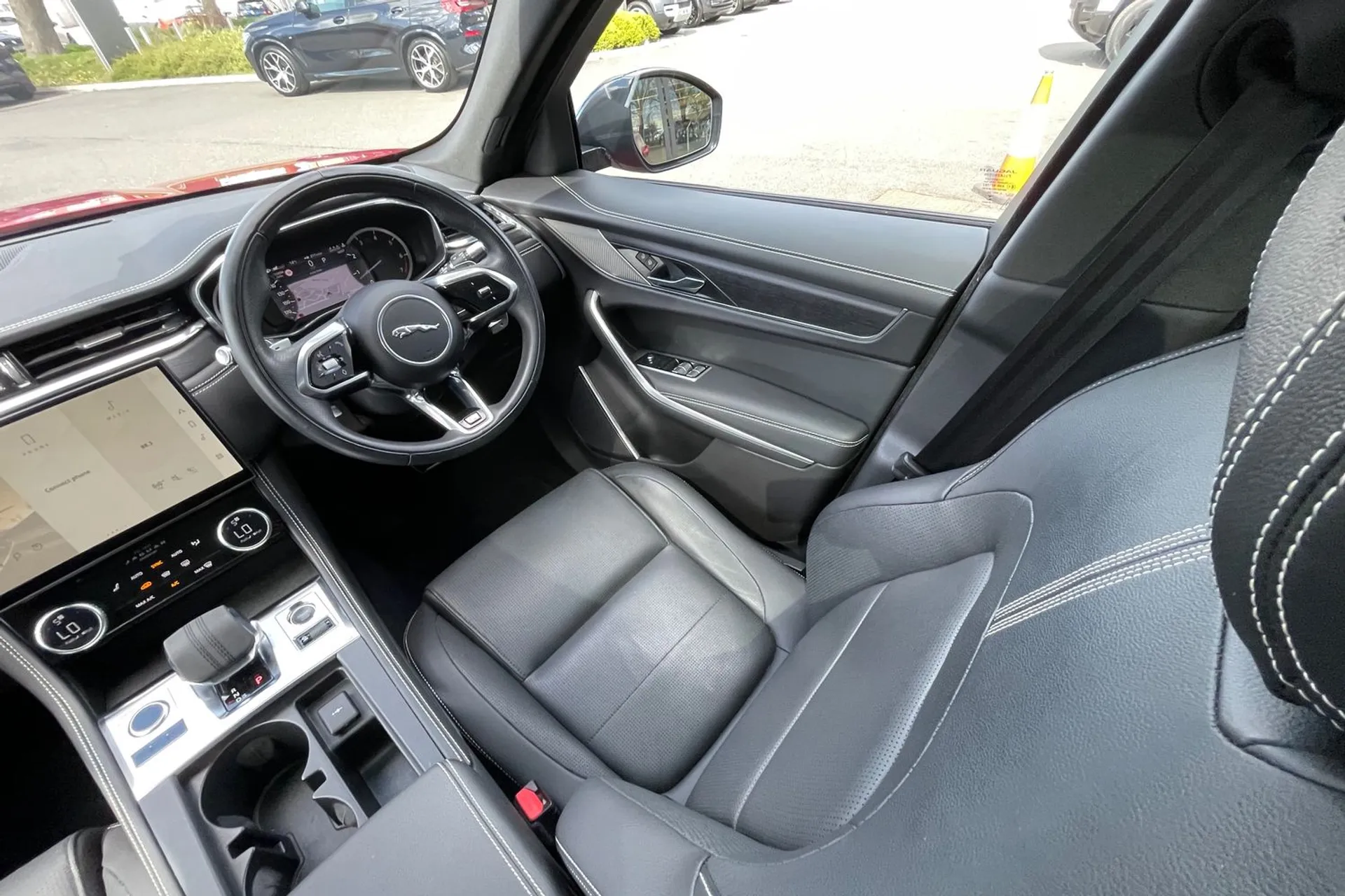 Jaguar F-PACE thumbnail image number 14